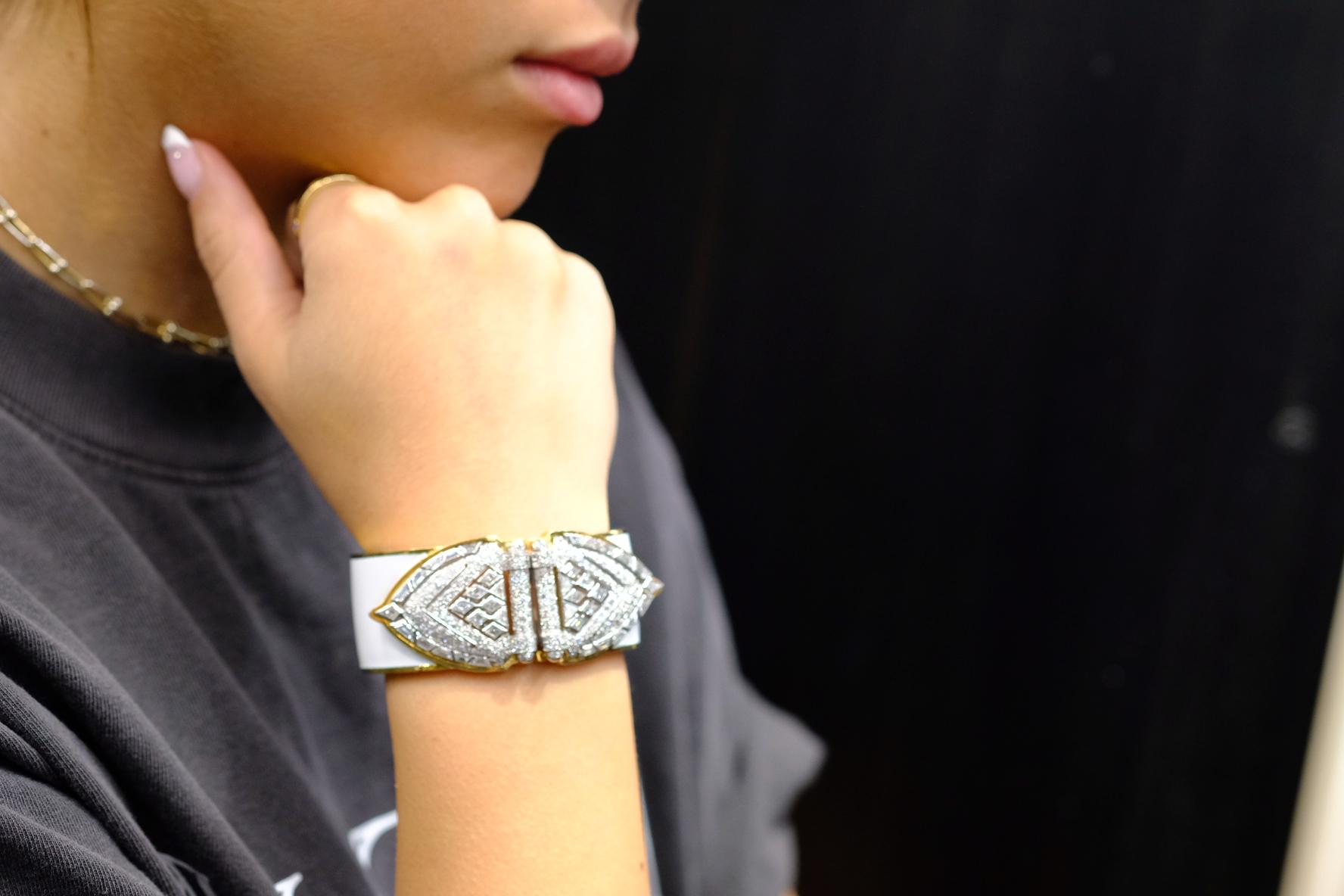 David Webb Bracelet manchette vintage en or jaune 18 carats, émail blanc et diamants en vente 9