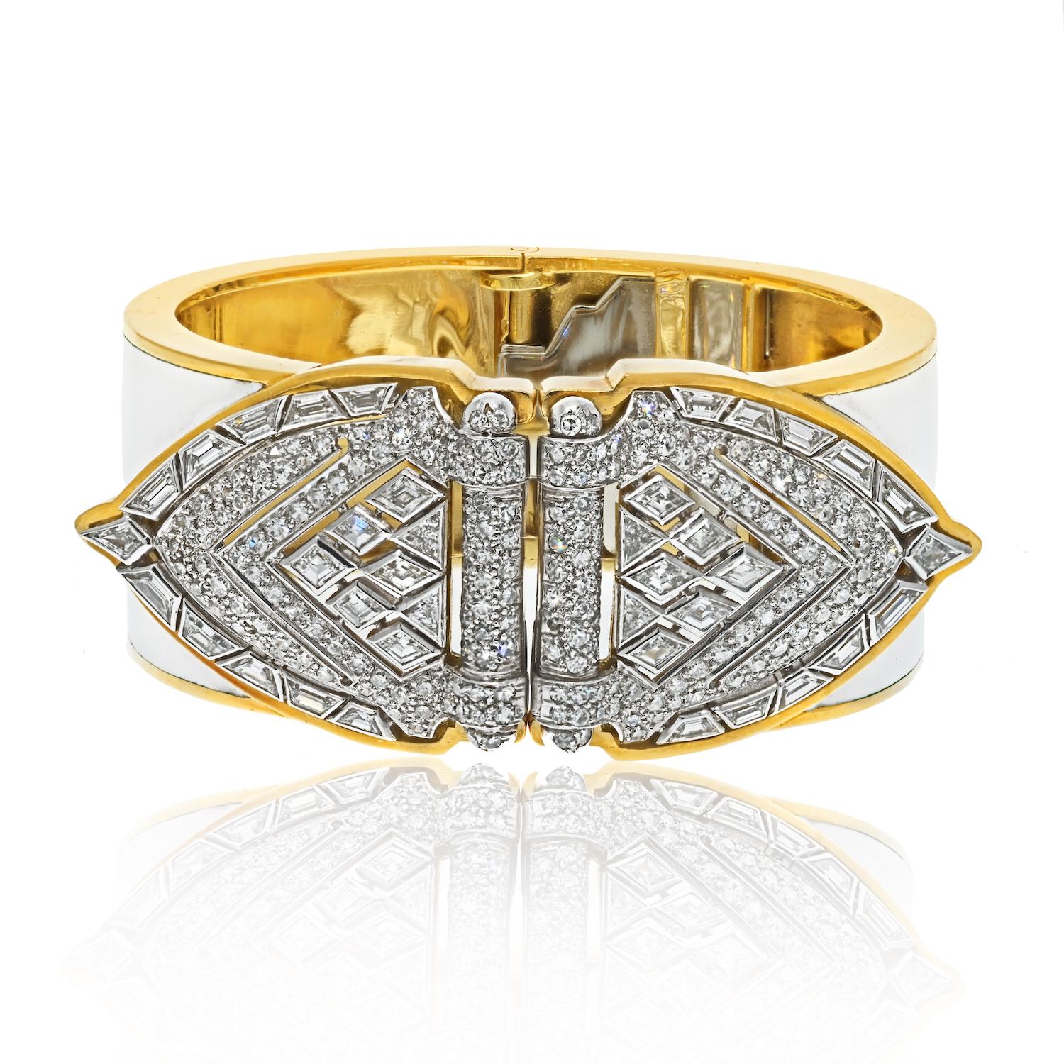 Le bracelet manchette en émail blanc de David Webb est un bijou exquis conçu avec des extrémités en forme de bouclier en diamant platine qui peuvent être retirées des extrémités de la manchette et portées comme doubles clips. Les boucliers sont