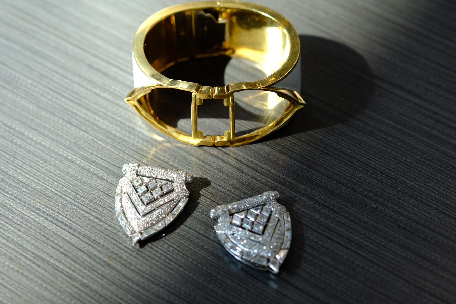 David Webb Bracelet manchette vintage en or jaune 18 carats, émail blanc et diamants en vente 1