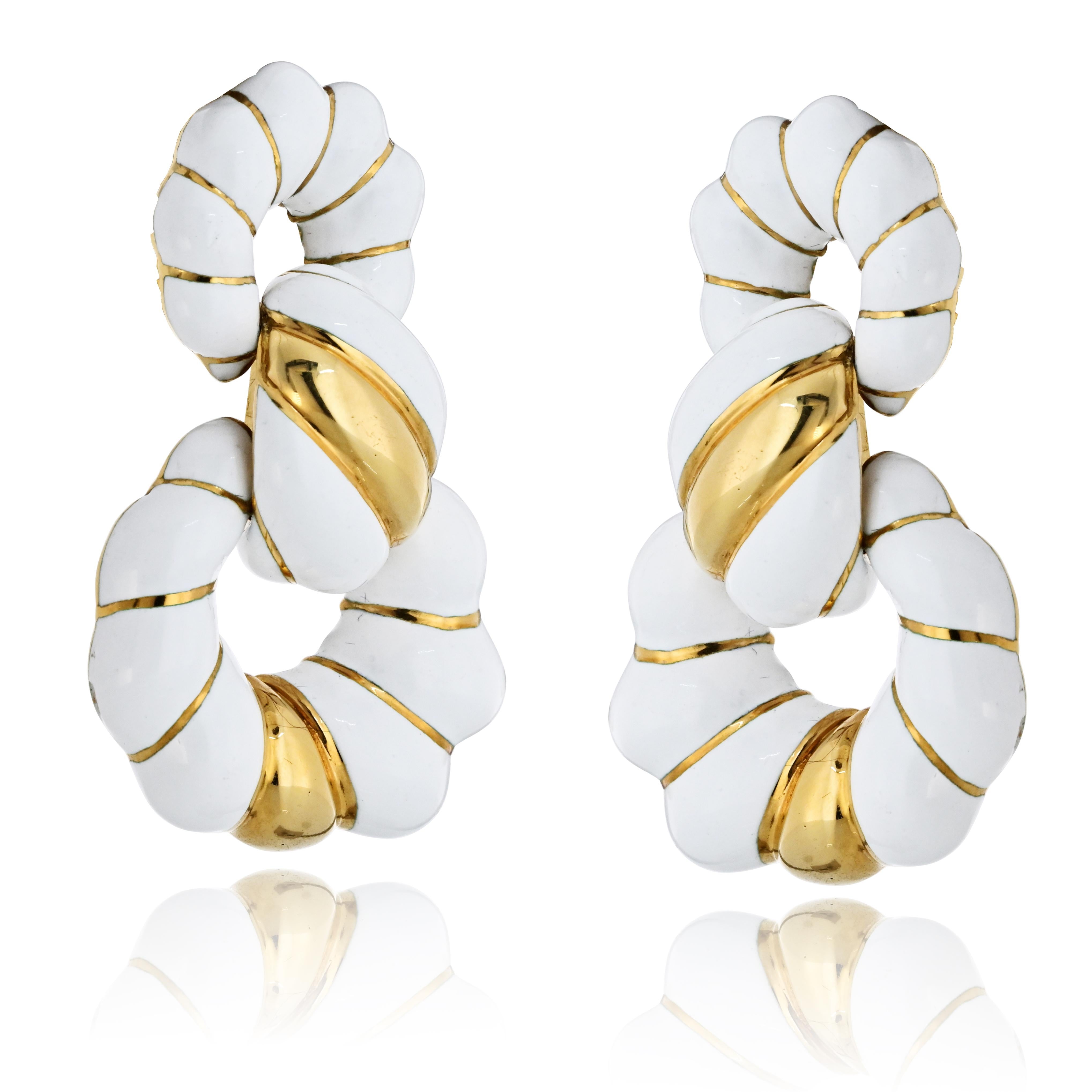 Die Ohrringe aus 18 Karat Gelbgold und weißer Emaille von David Webb verkörpern die kühne Raffinesse, die den Stil des Designers aus der Mitte des Jahrhunderts ausmacht. Die aus massivem 18-karätigem Gelbgold gefertigten Ohrringe mit einem Gewicht