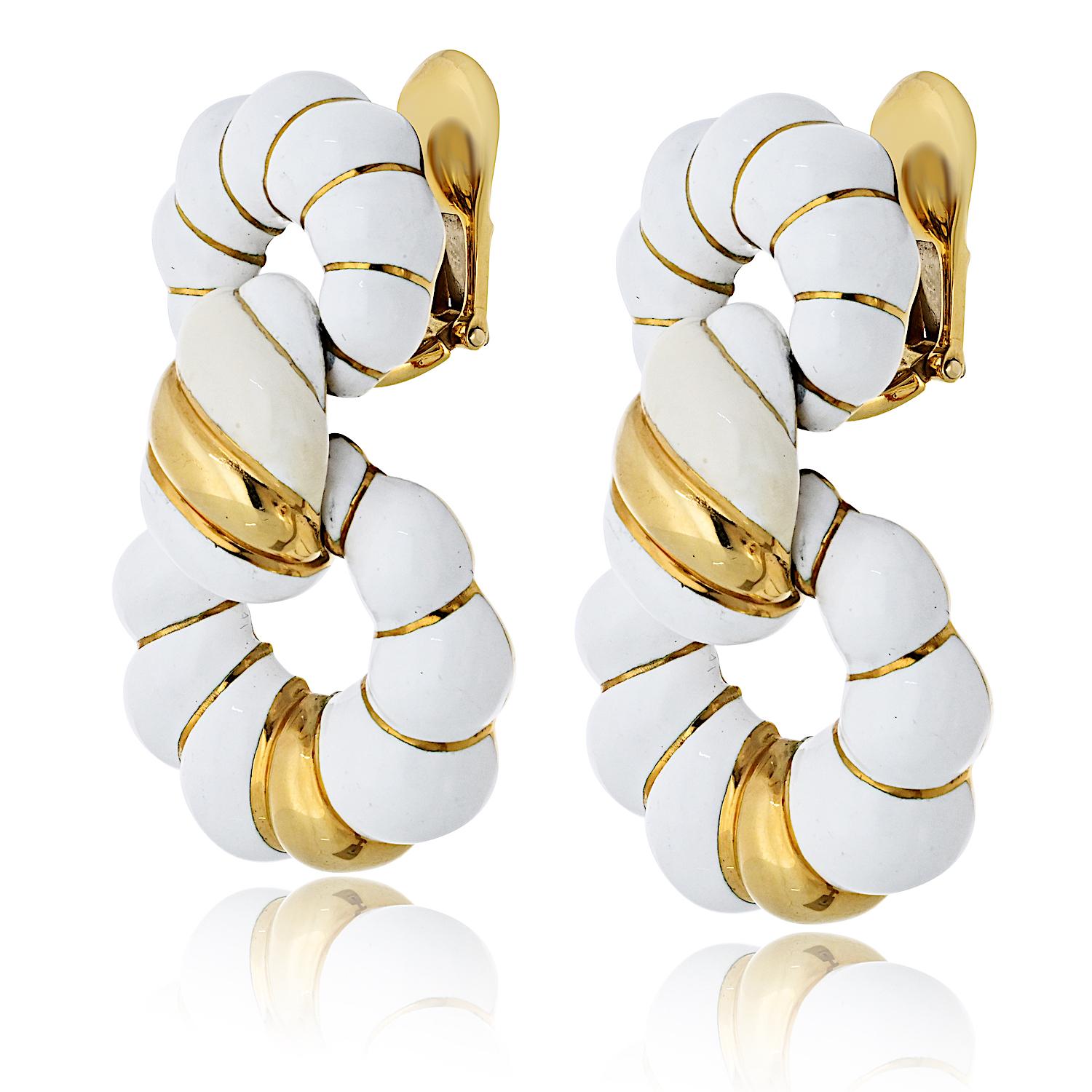 David Webb 18K Gelbgold Weiß Emaille geriffelte Türklopfer Clip Ohrringe (Moderne) im Angebot