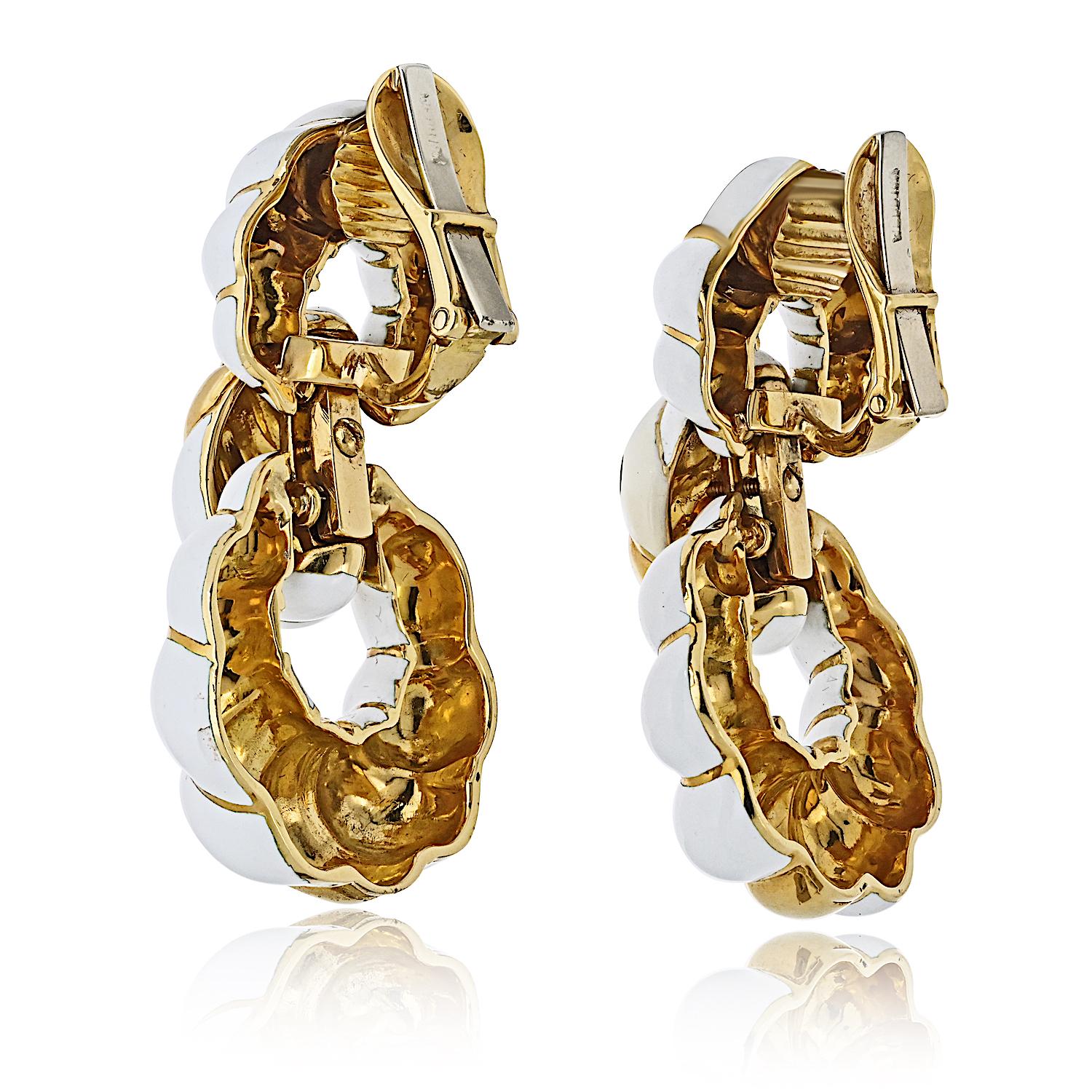 David Webb 18K Gelbgold Weiß Emaille geriffelte Türklopfer Clip Ohrringe im Zustand „Hervorragend“ im Angebot in New York, NY