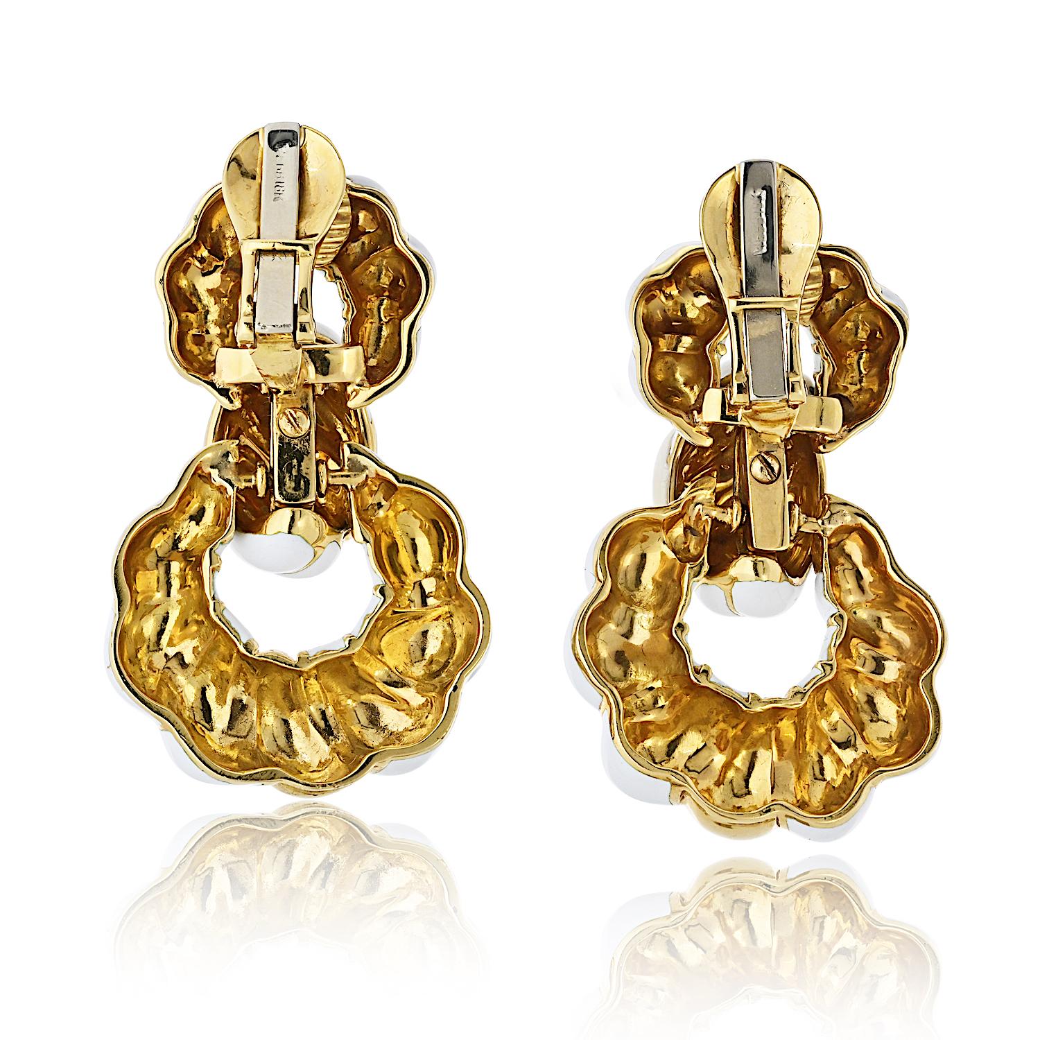David Webb 18K Gelbgold Weiß Emaille geriffelte Türklopfer Clip Ohrringe Damen im Angebot