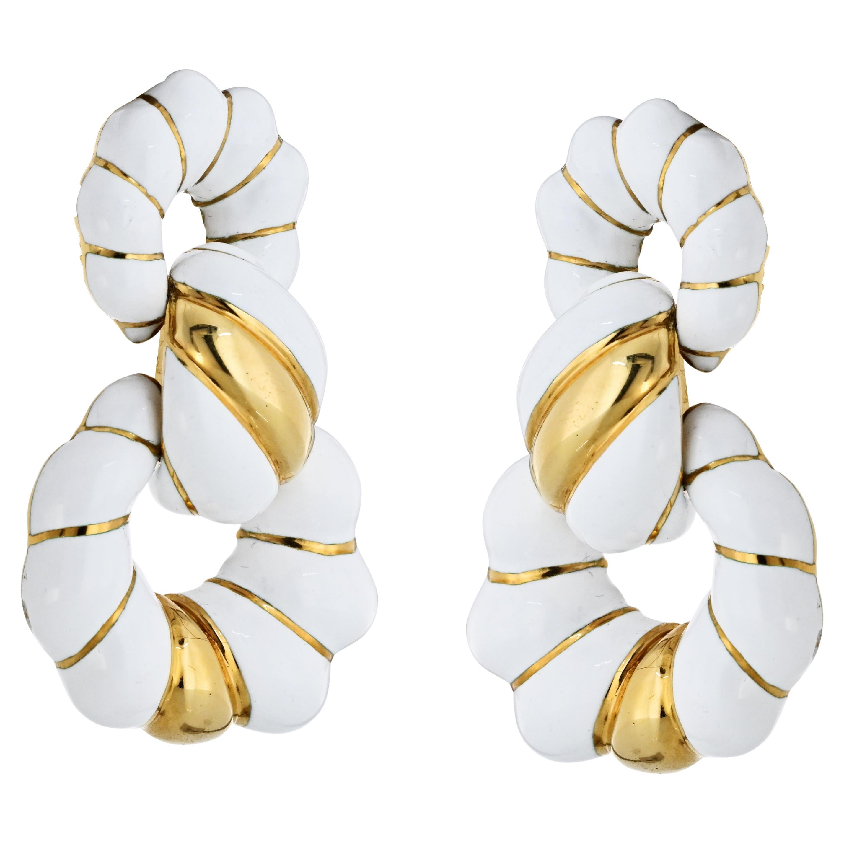 David Webb 18K Gelbgold Weiß Emaille geriffelte Türklopfer Clip Ohrringe im Angebot