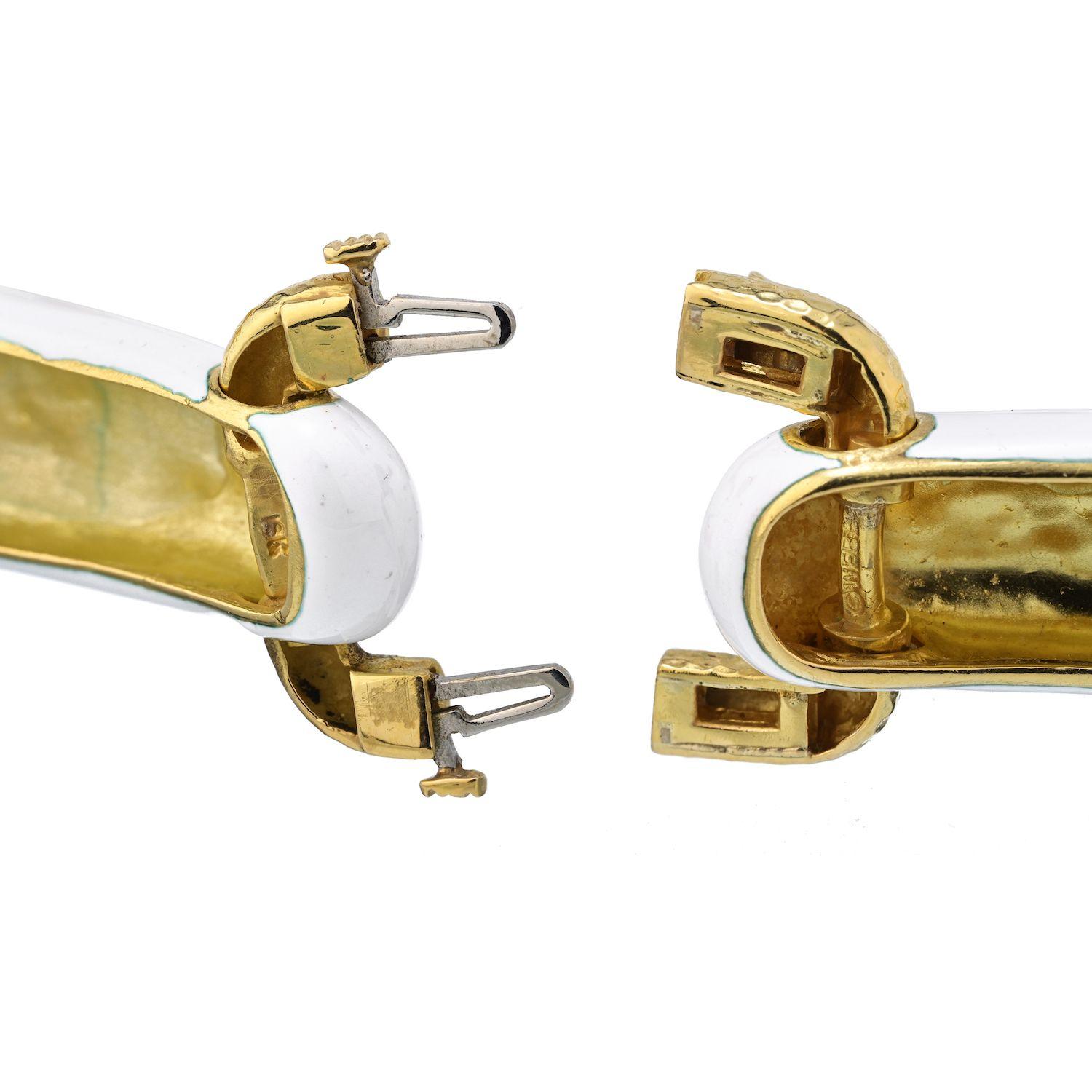 Diese prächtige David Webb Halskette aus 18 Karat Gold und weißer Emaille besticht durch große, längliche Glieder, die durch gehämmerte Goldglieder verbunden sind. Das Mittelglieder ist aus Platin gefertigt und mit runden Diamanten in Pavé-Fassung