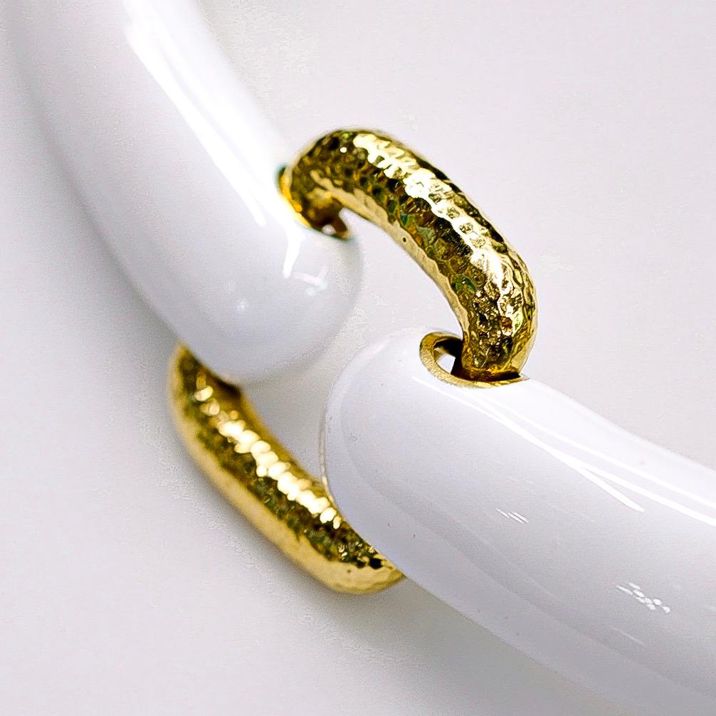 David Webb, collana con collare in oro giallo 18 carati e smalto bianco con pavé di diamanti in vendita 1