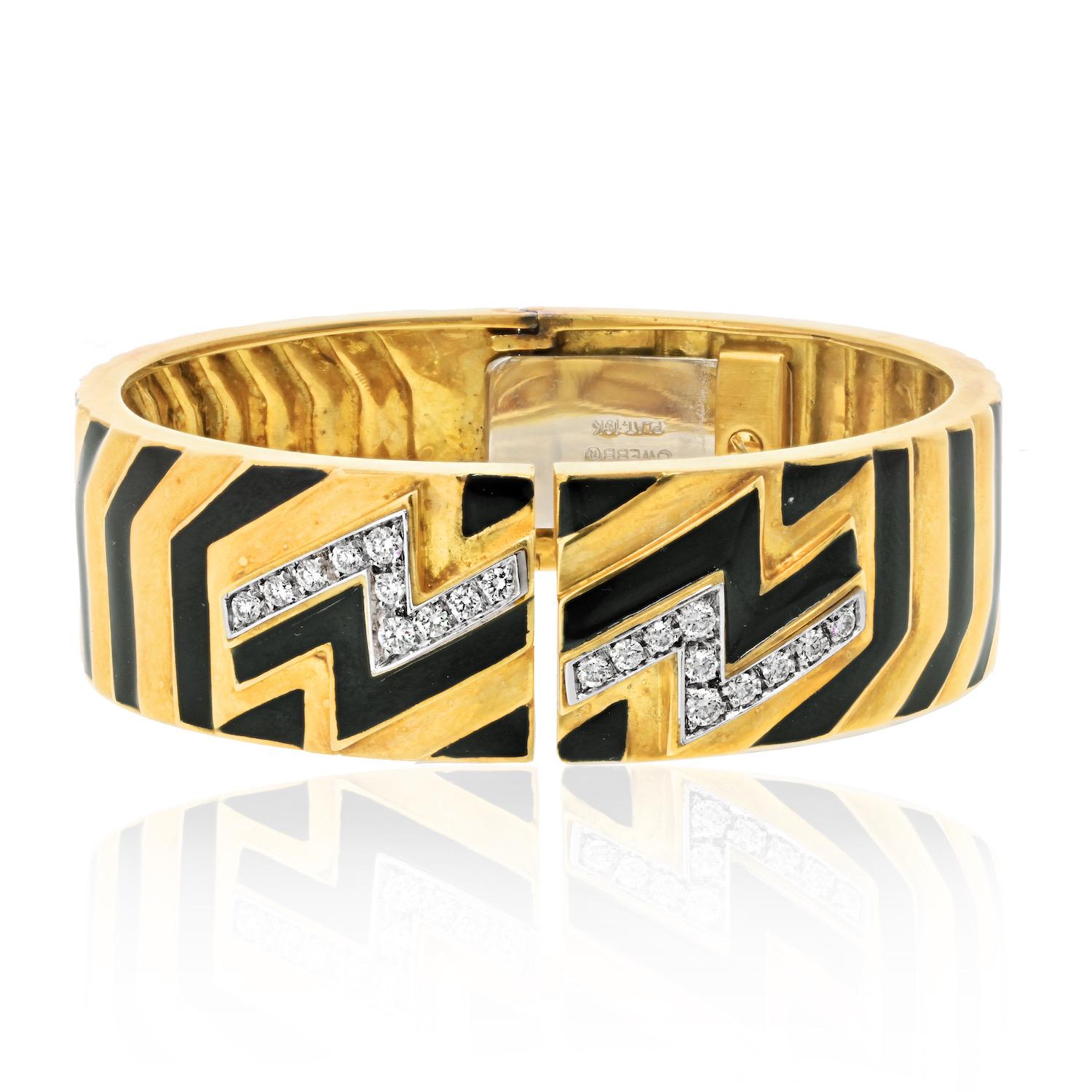 Voici le bracelet en platine et or jaune 18K de David Webb, avec motif de diamants en zigzag et émail noir. Cette pièce exquise allie harmonieusement un design moderne à une élégance intemporelle, ce qui en fait un ajout remarquable à toute