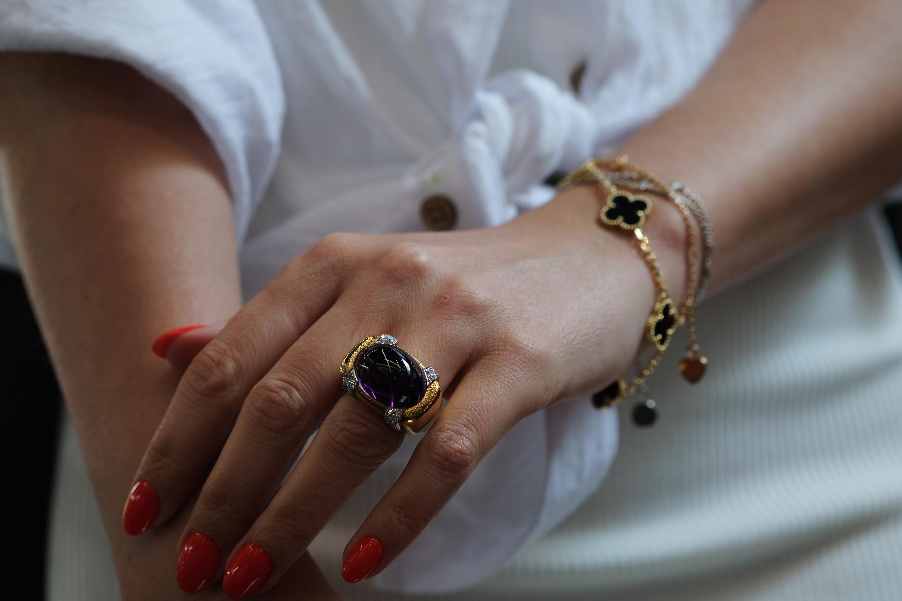 David Webb Anello con ametista cabochon e diamante in oro giallo 18k in vendita 2
