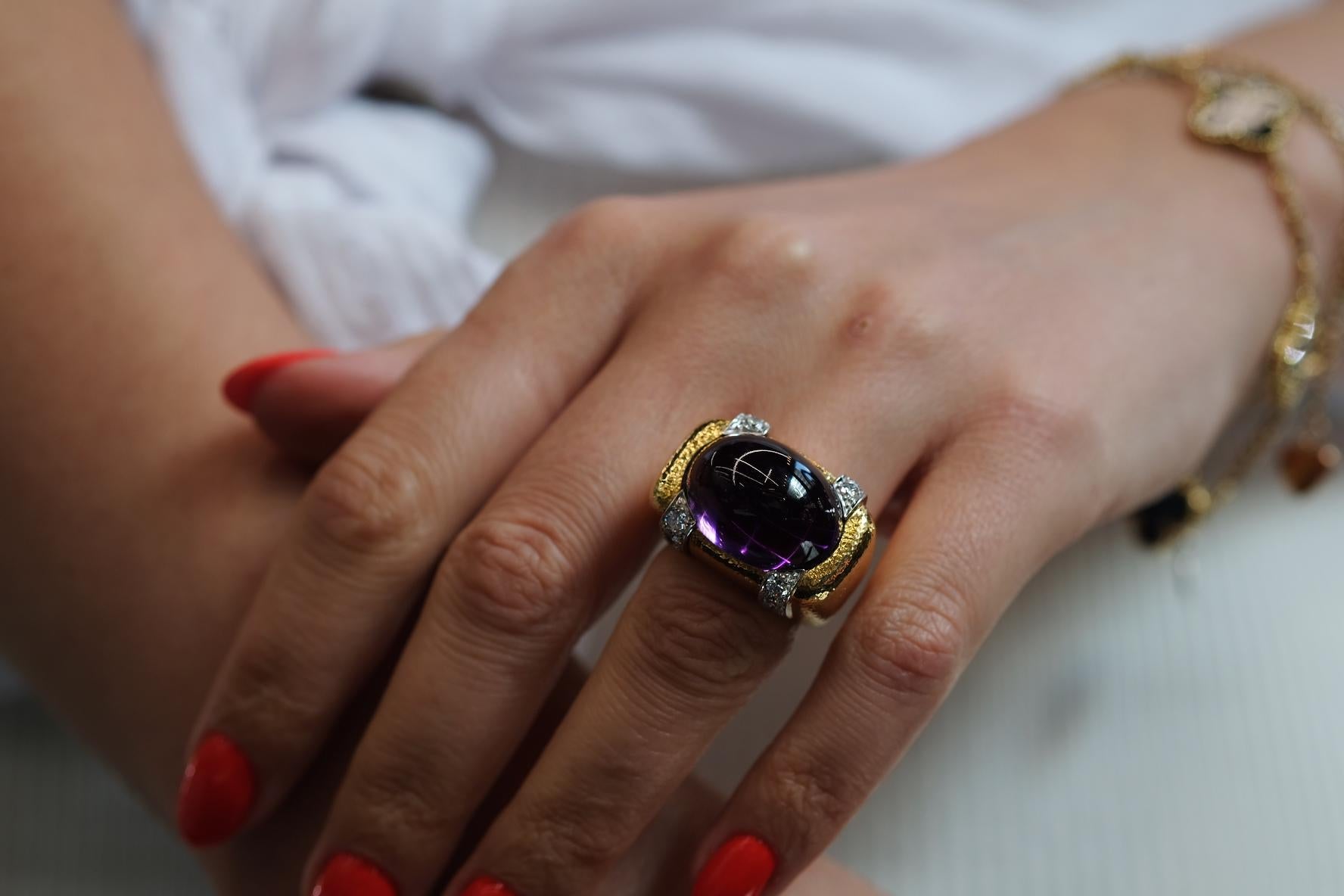 David Webb Anello con ametista cabochon e diamante in oro giallo 18k in vendita 3