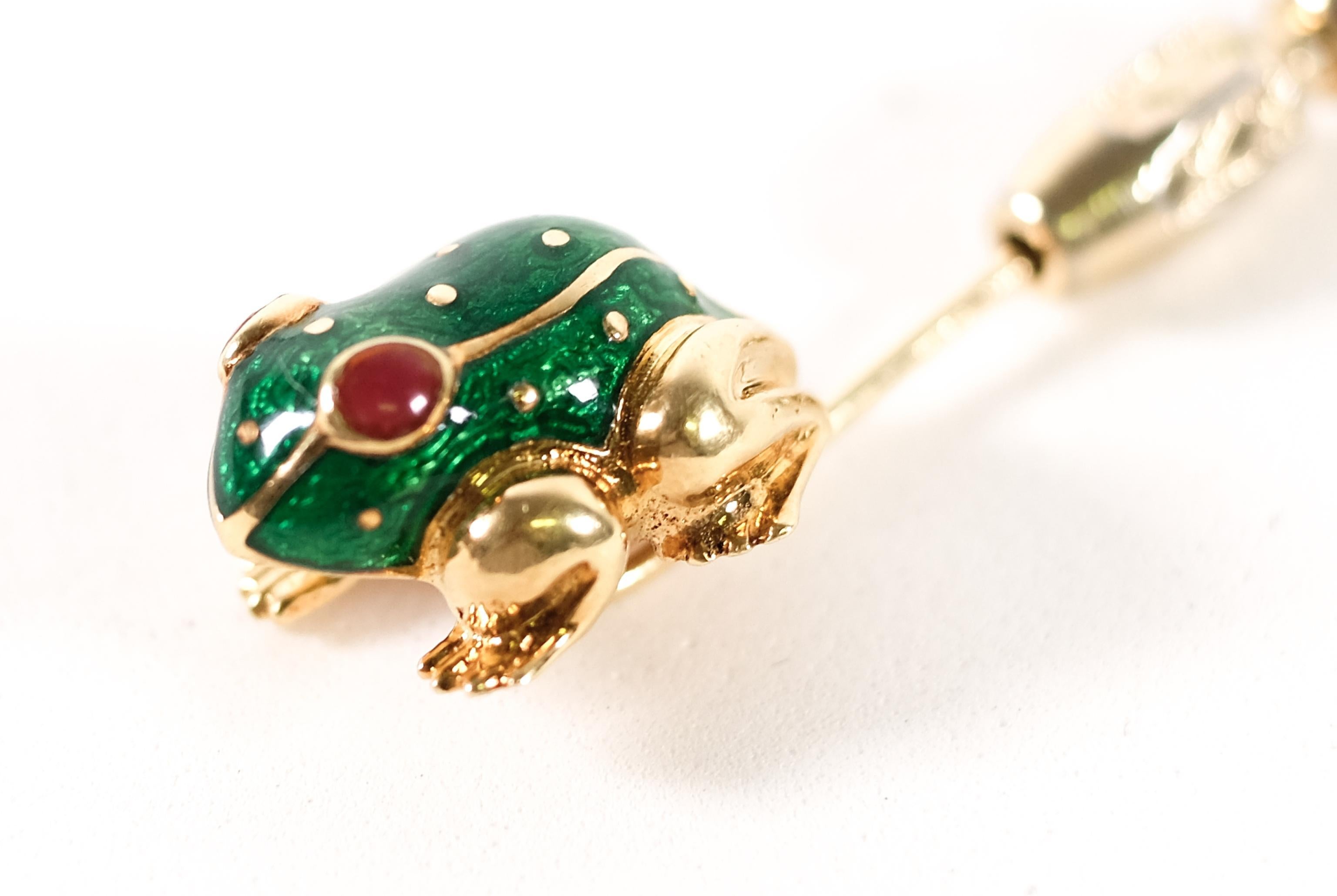 This beautiful David Webb 18K yellow gold frog stick pin with red and green enamel is accompanied by COA.  Hallmarked WEBB 18K LA143. Frog measures approx. 0.75 inch, pin measures overall approx. 2.32 inch.

Overall approx is weight 8.4g.
