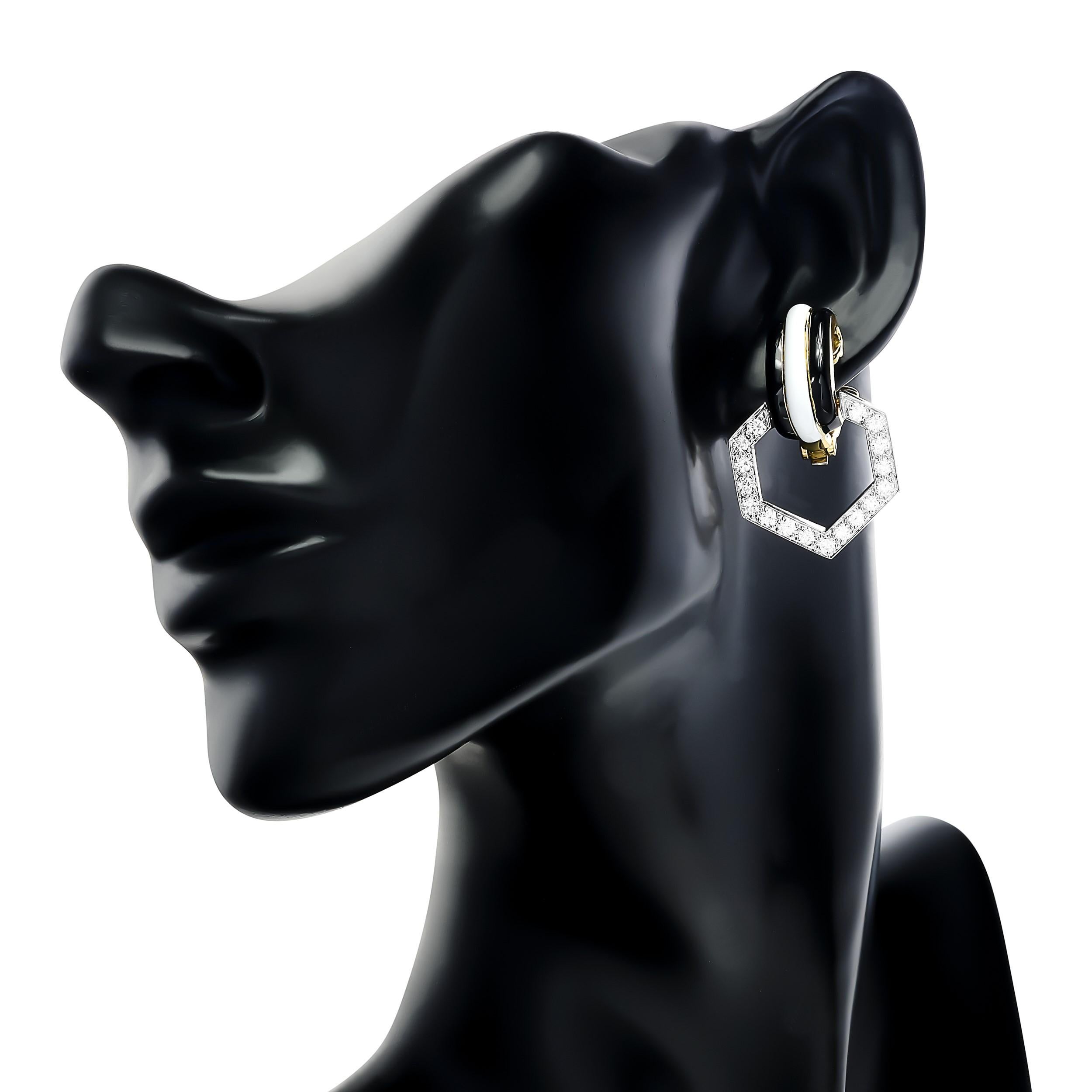 Eleva la tua eleganza con gli straordinari orecchini a goccia esagonali di David Webb, caratterizzati da un'accattivante miscela di onice, smalto bianco e diamanti abbaglianti. Una vera e propria dichiarazione di raffinatezza e lusso.
Presenta circa