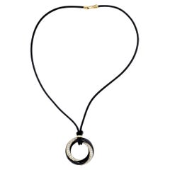 David Webb 18KYG geschnitzt Onyx und Diamant Kreis Twist Anhänger auf schwarzer Kordel