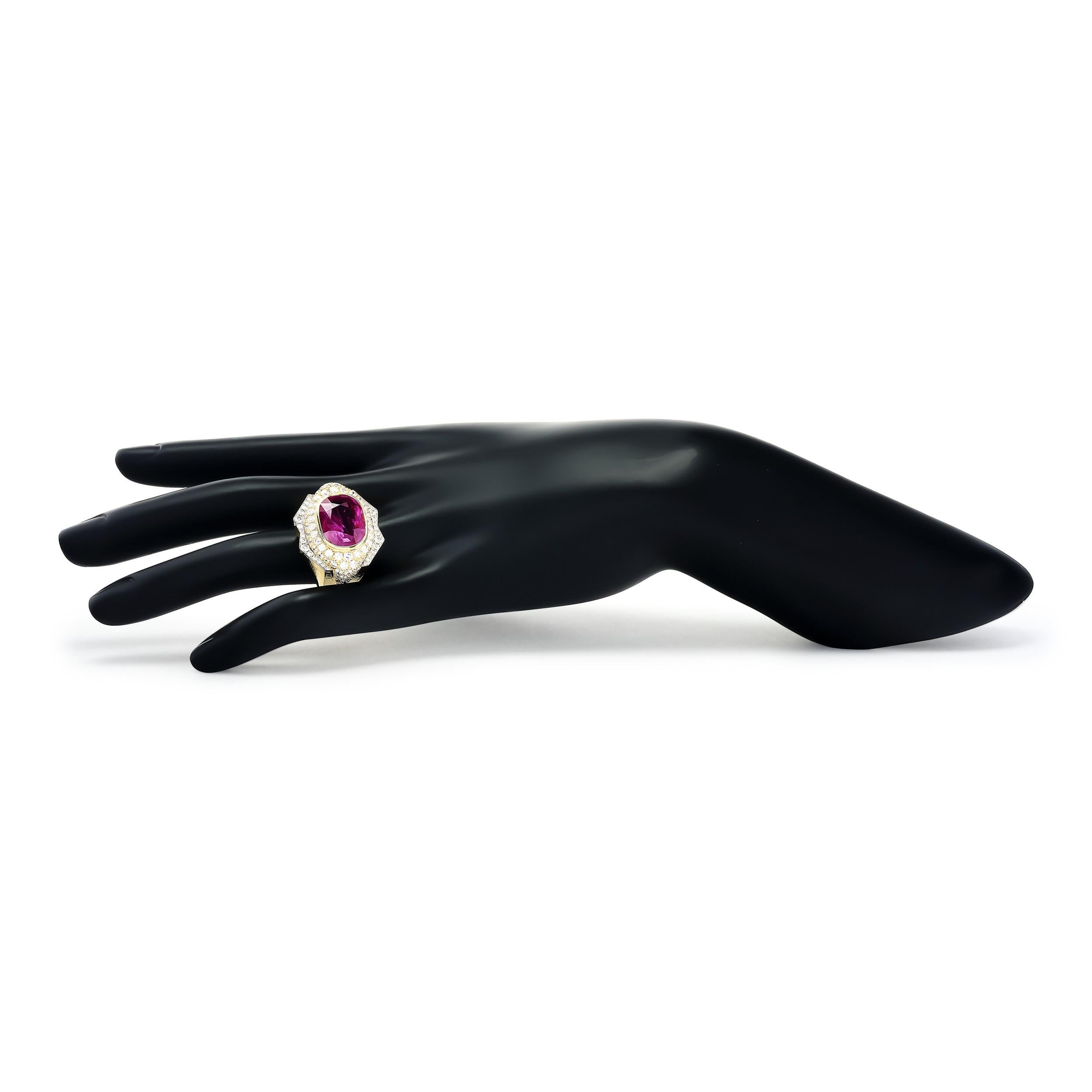 Faites une déclaration audacieuse avec la bague exquise à gros rubis de David Webb, ornée de diamants pavés étincelants. Une fusion étonnante d'opulence et d'art, parfaite pour toute occasion.

La pièce maîtresse de cette bague est un magnifique