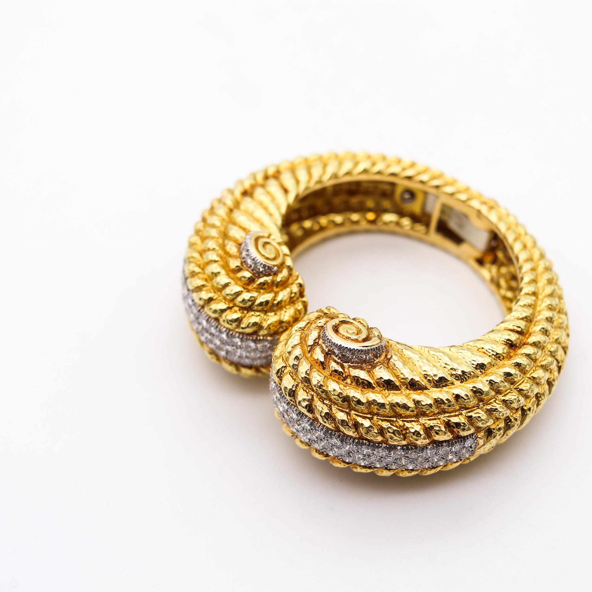 David Webb 1960 Bangle Bracelet in 18kt Yellow Gold with 9.52 Ctw in Diamonds In Excellent Condition For Sale In Miami, FL