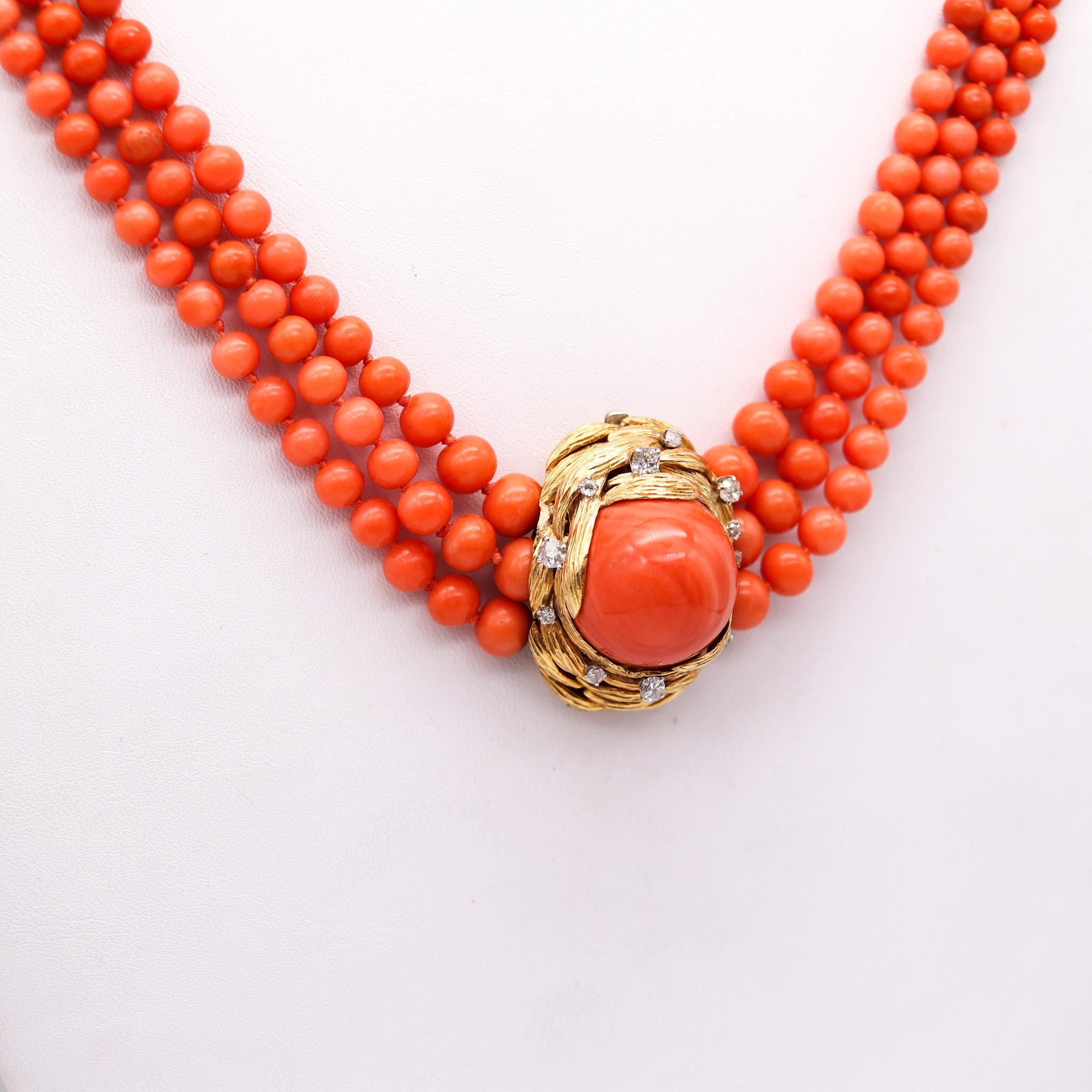 Graduated coral necklace designed by David Webb (1925-1975).

Very nice necklace with three layers of graduated corals, created in New York city at the jewelry atelier of David Webb, back in the late 1960. This statement necklace was carefully
