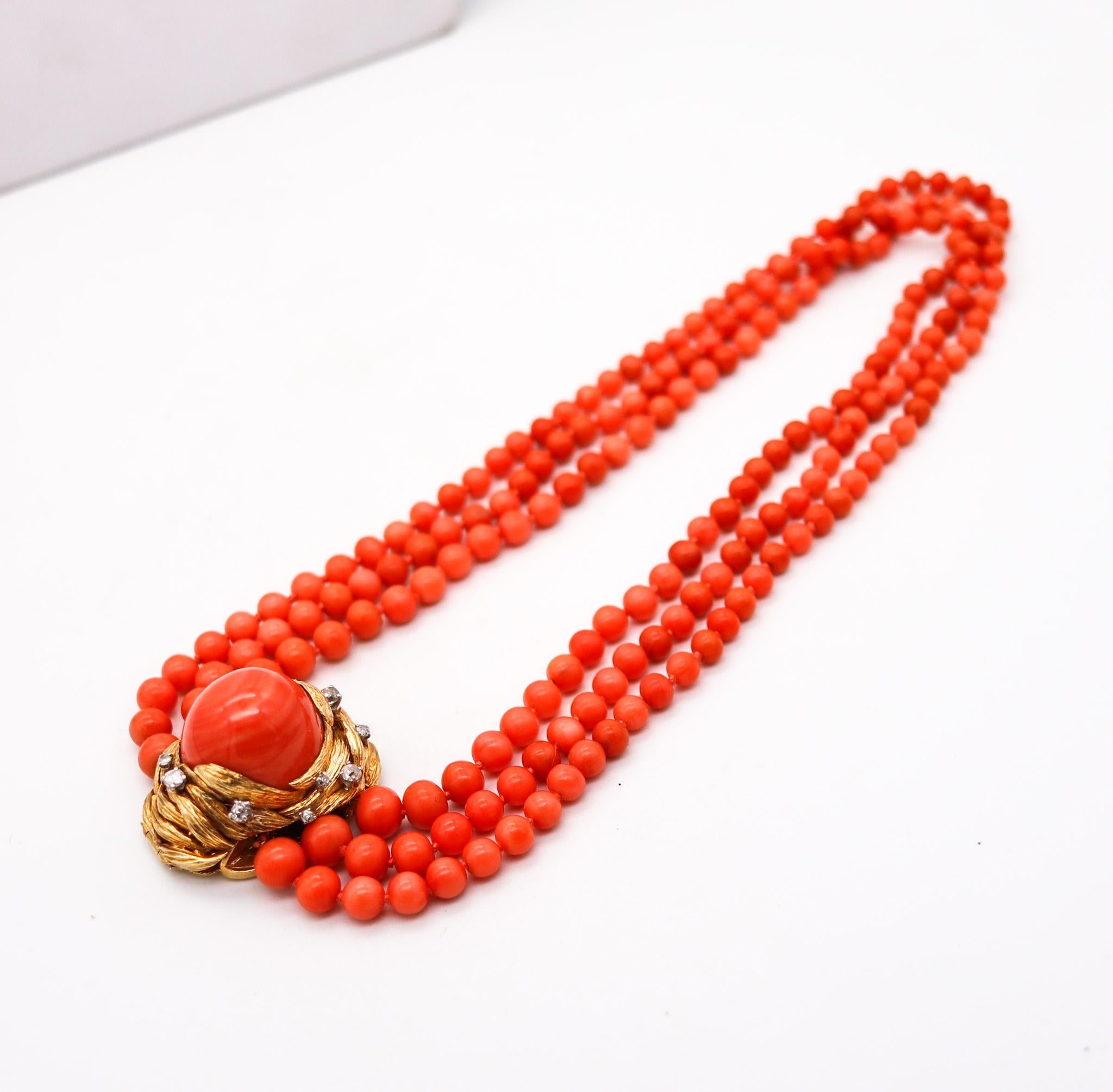 Modernist David Webb 1960 Graduated Coral Necklace In 18Kt Yellow Gold With Diamonds For Sale