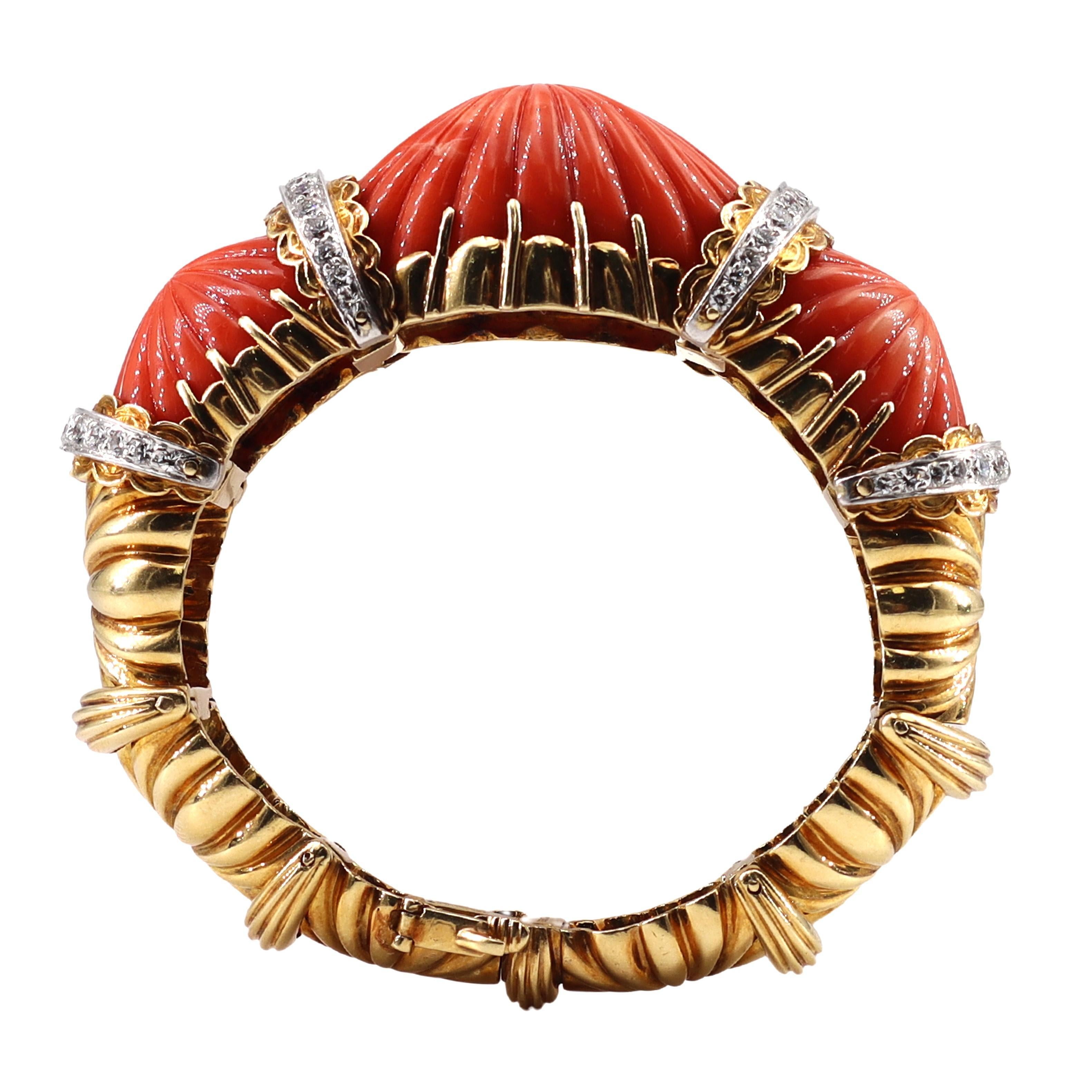 DAVID WEBB 1960 Mid-Century 18k Gold-Armreif mit Koralle und VVS-Diamanten (Modernistisch) im Angebot