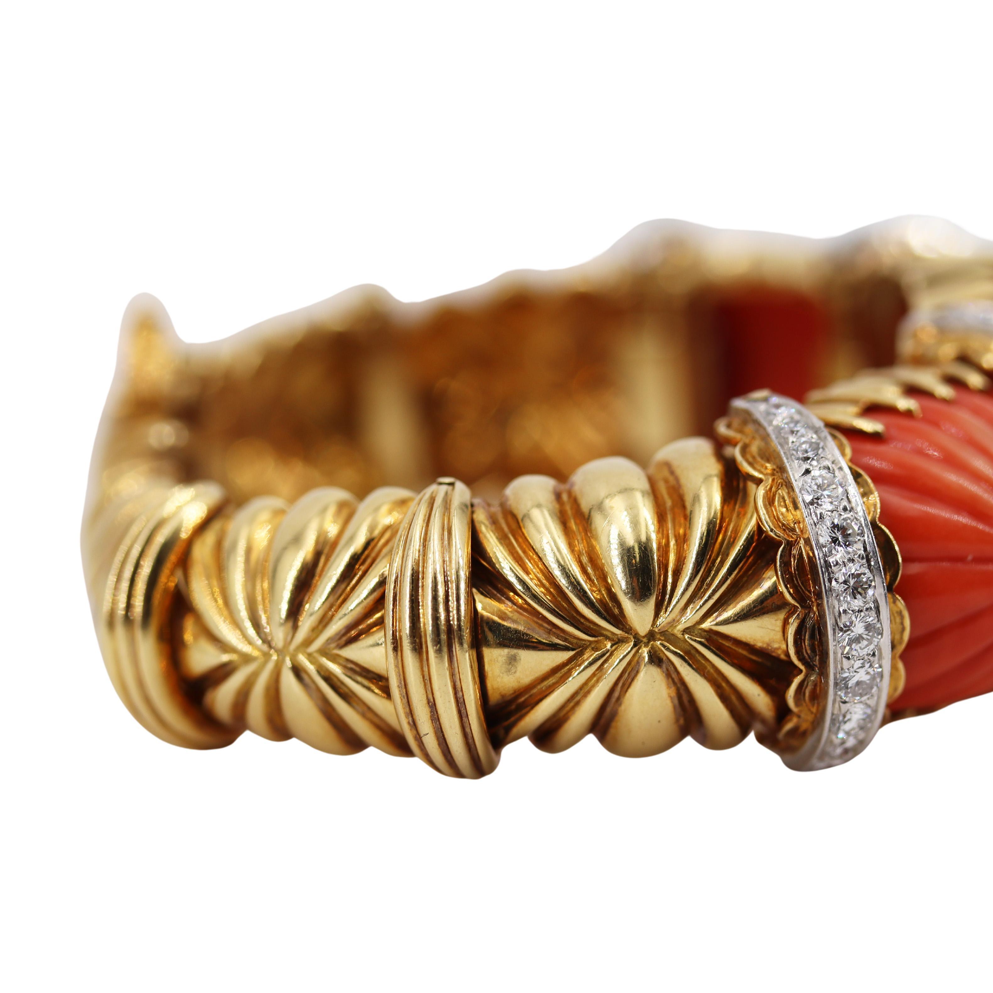 DAVID WEBB 1960 Mid-Century 18k Gold-Armreif mit Koralle und VVS-Diamanten im Zustand „Hervorragend“ im Angebot in Aventura, FL