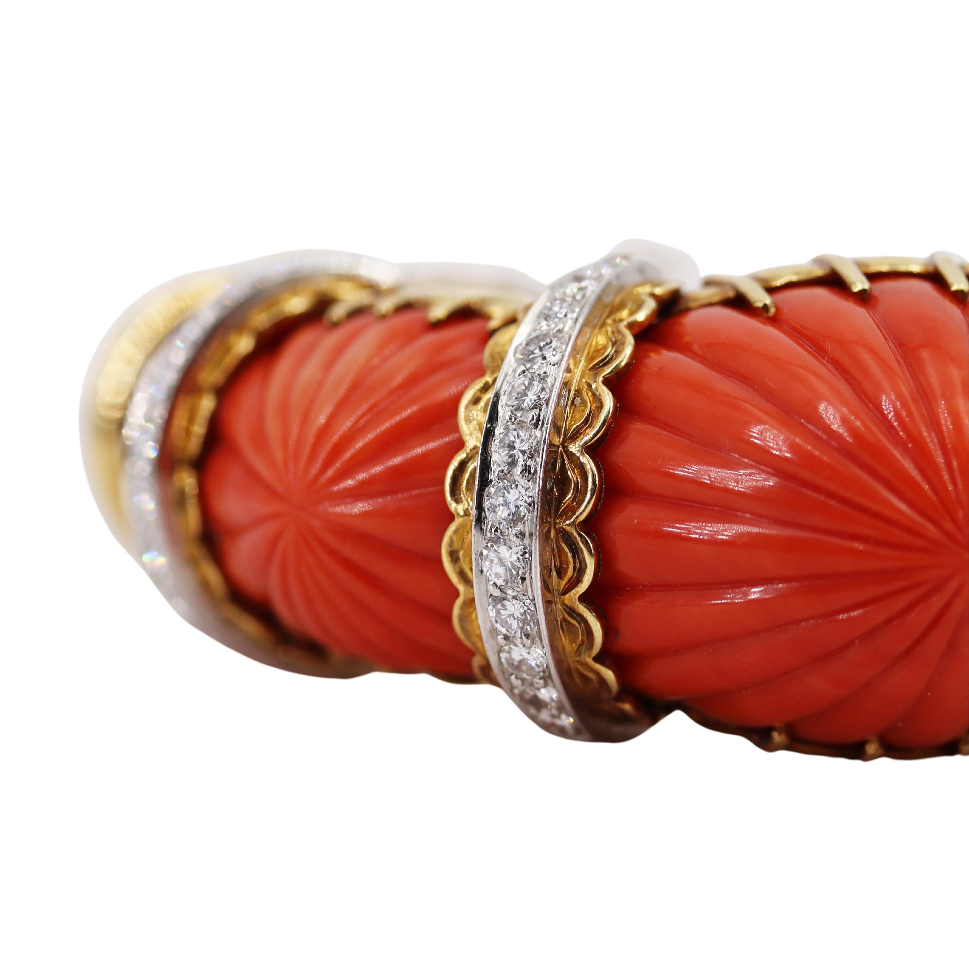 DAVID WEBB 1960 Mid-Century 18k Gold-Armreif mit Koralle und VVS-Diamanten im Angebot 1