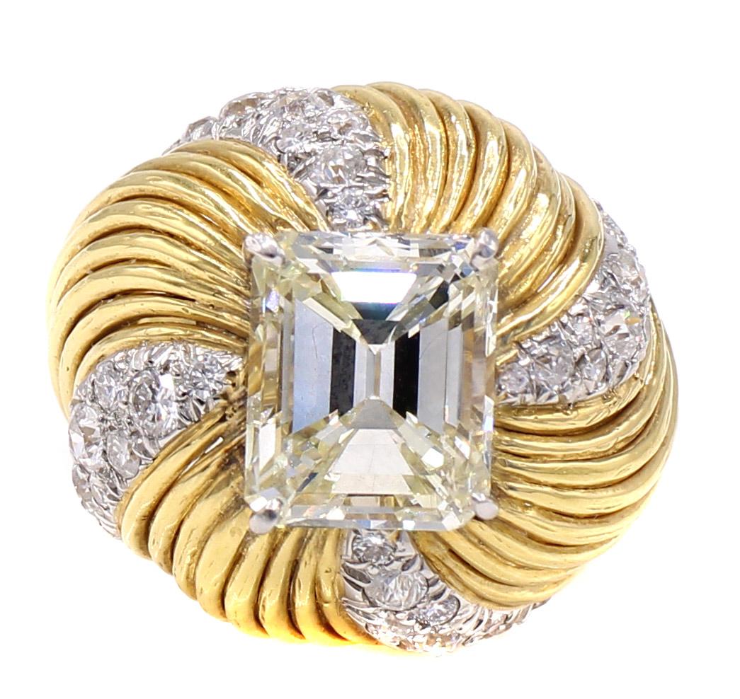 Magnifiquement conçue et réalisée de main de maître, cette bague David Webb des années 1960 présente un diamant taille émeraude pesant 5,29 carats. La taille émeraude présente une grande table et un grand écart, mettant en valeur une pierre plus