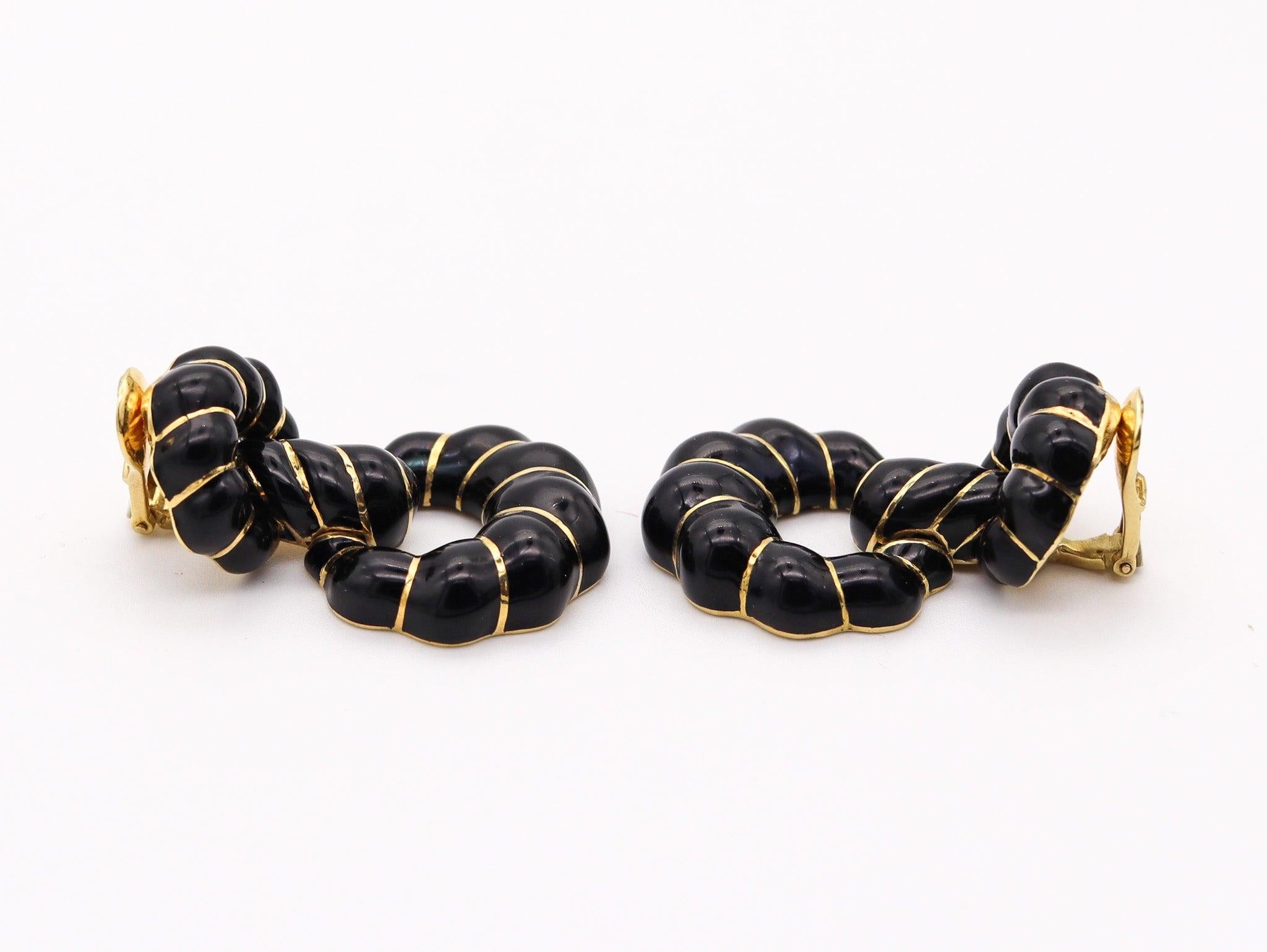 DAVID WEBB 1970 Black Enameled Door Knockers Dangle Earrings In 18Kt Yellow Gold In Excellent Condition In Miami, FL