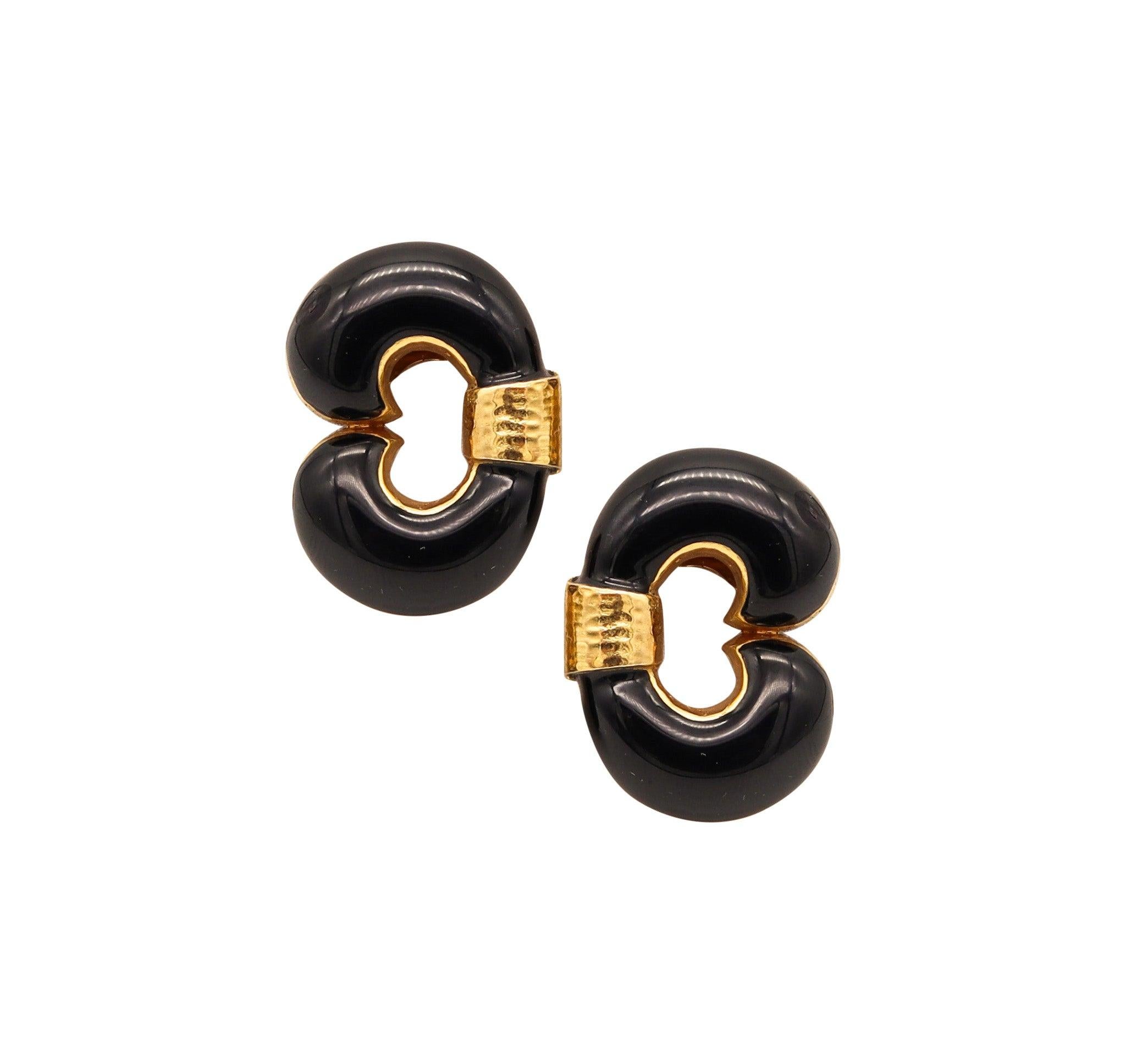 Boucles d'oreilles à pince conçues par David Webb (1925-1975).

Magnifique paire de boucles d'oreilles classiques, créées à New York dans l'atelier de joaillerie du designer américain David Webb dans les années 1970. Ces boucles d'oreilles