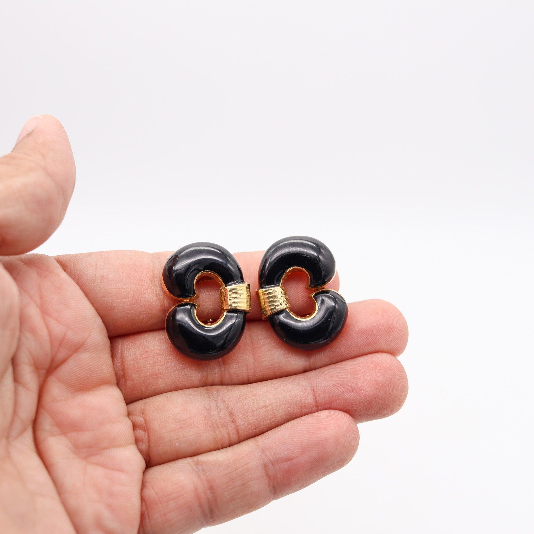 David WEBB 1970 Boucles d'oreilles classiques à pince en or jaune 18Kt avec émail noir Excellent état - En vente à Miami, FL