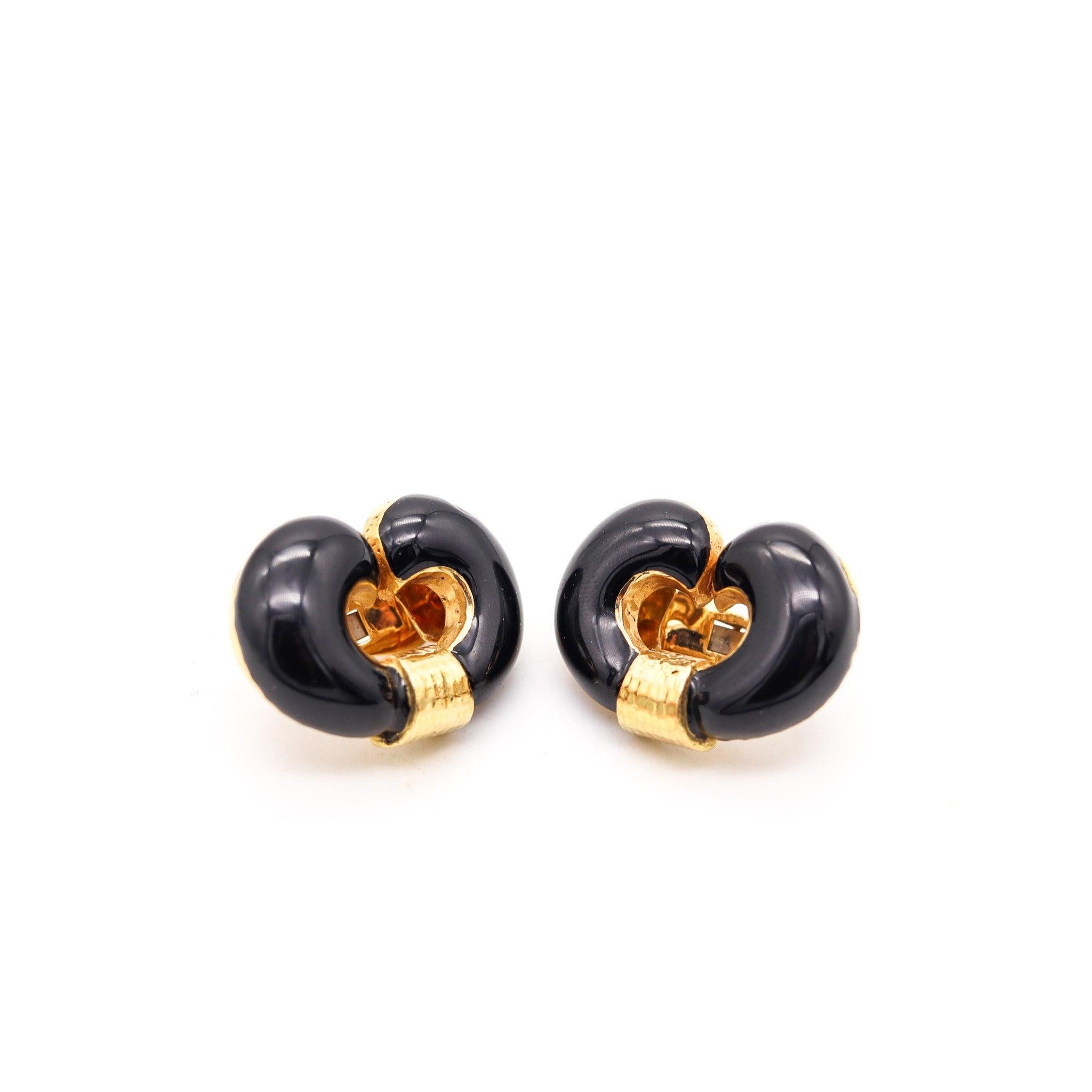 David WEBB 1970 Boucles d'oreilles classiques à pince en or jaune 18Kt avec émail noir Pour femmes en vente