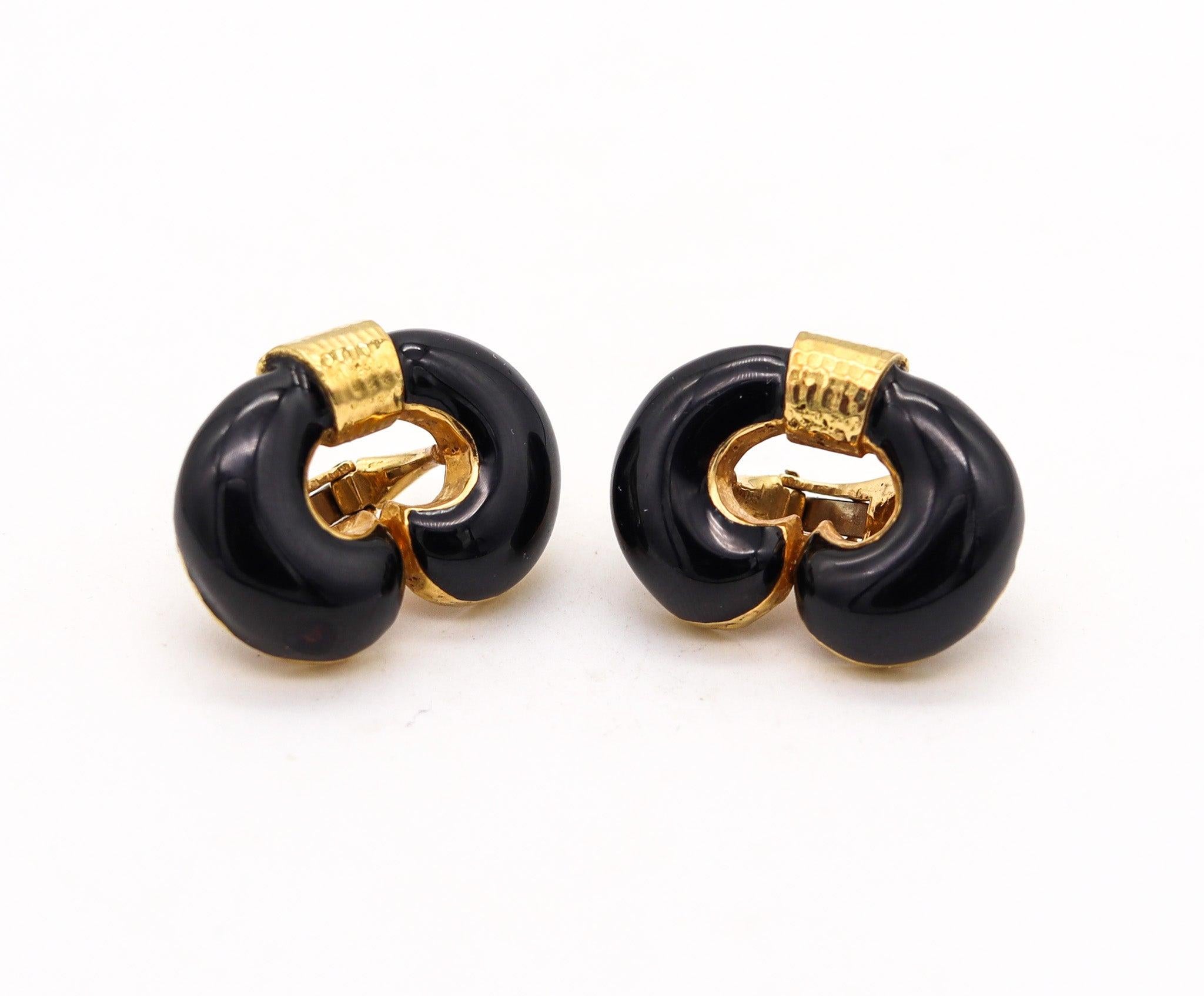 David WEBB 1970 Boucles d'oreilles classiques à pince en or jaune 18Kt avec émail noir en vente 1