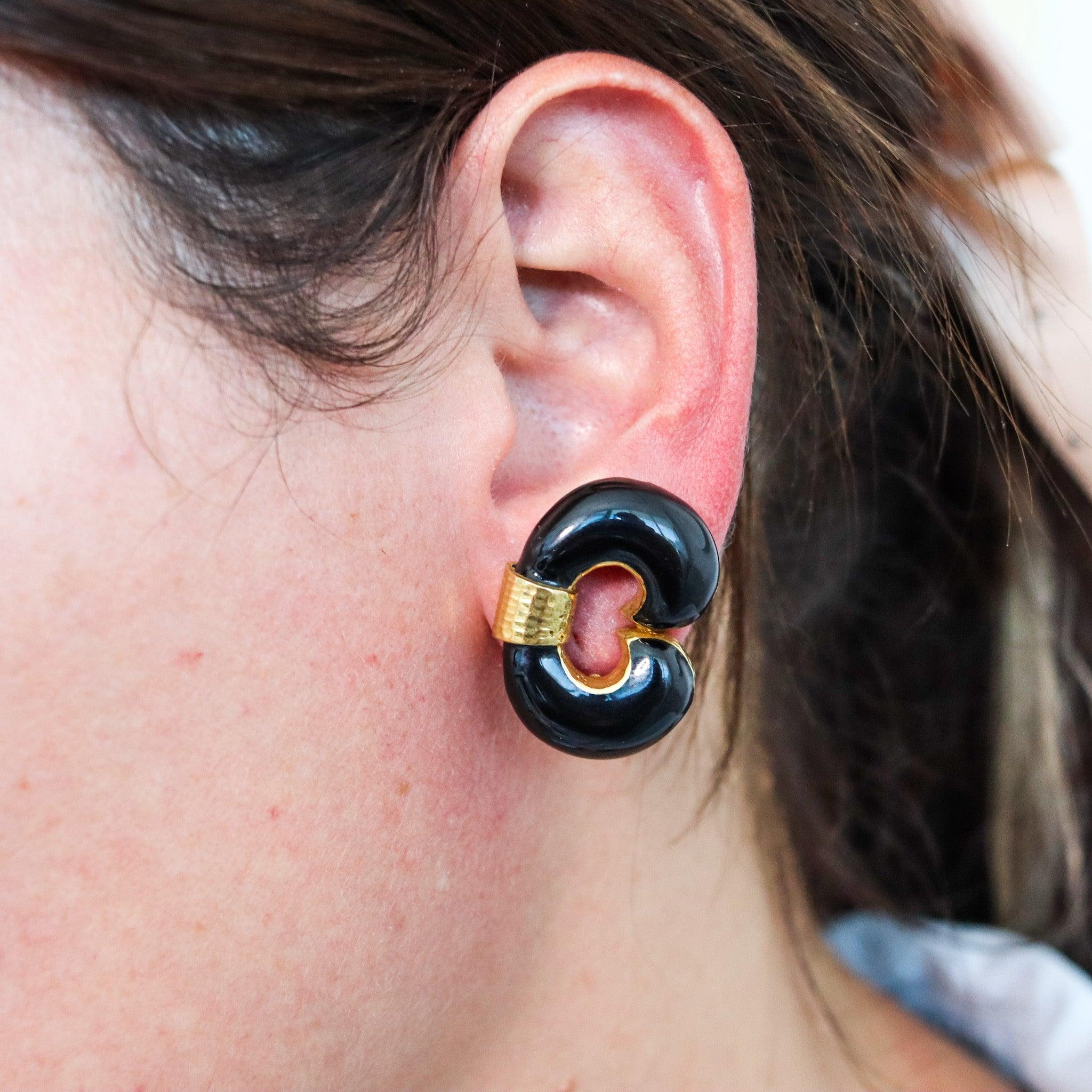 David WEBB 1970 Boucles d'oreilles classiques à pince en or jaune 18Kt avec émail noir en vente 2