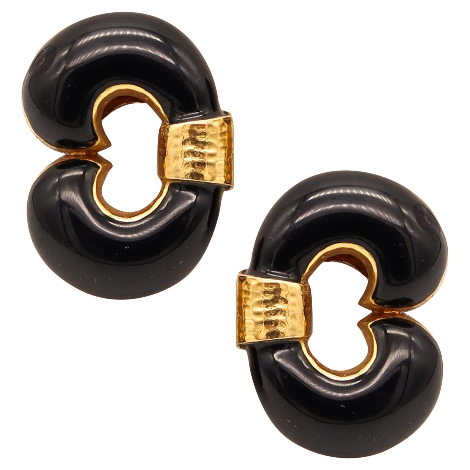David WEBB 1970 Boucles d
oreilles classiques à pince en or jaune 18Kt avec émail noir en vente