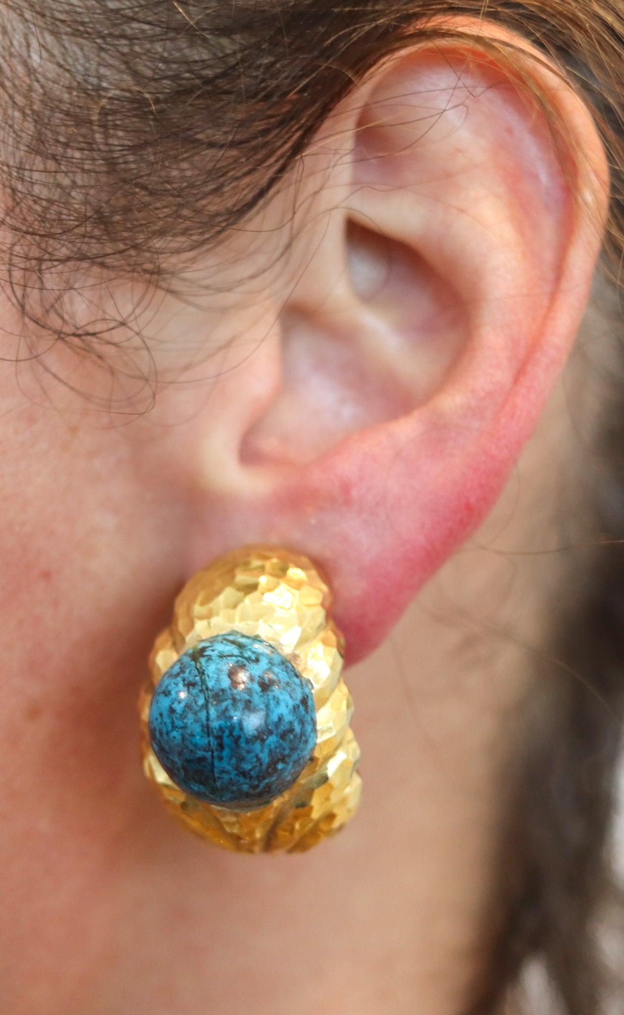 Azur-malachite earrings designed by David Webb (1925-1975).

This is an outstanding pair of clips hoops-earrings created in New York City at the jewelry atelier of David Webb, back in the 1970's. These vintage earrings have been carefully crafted in
