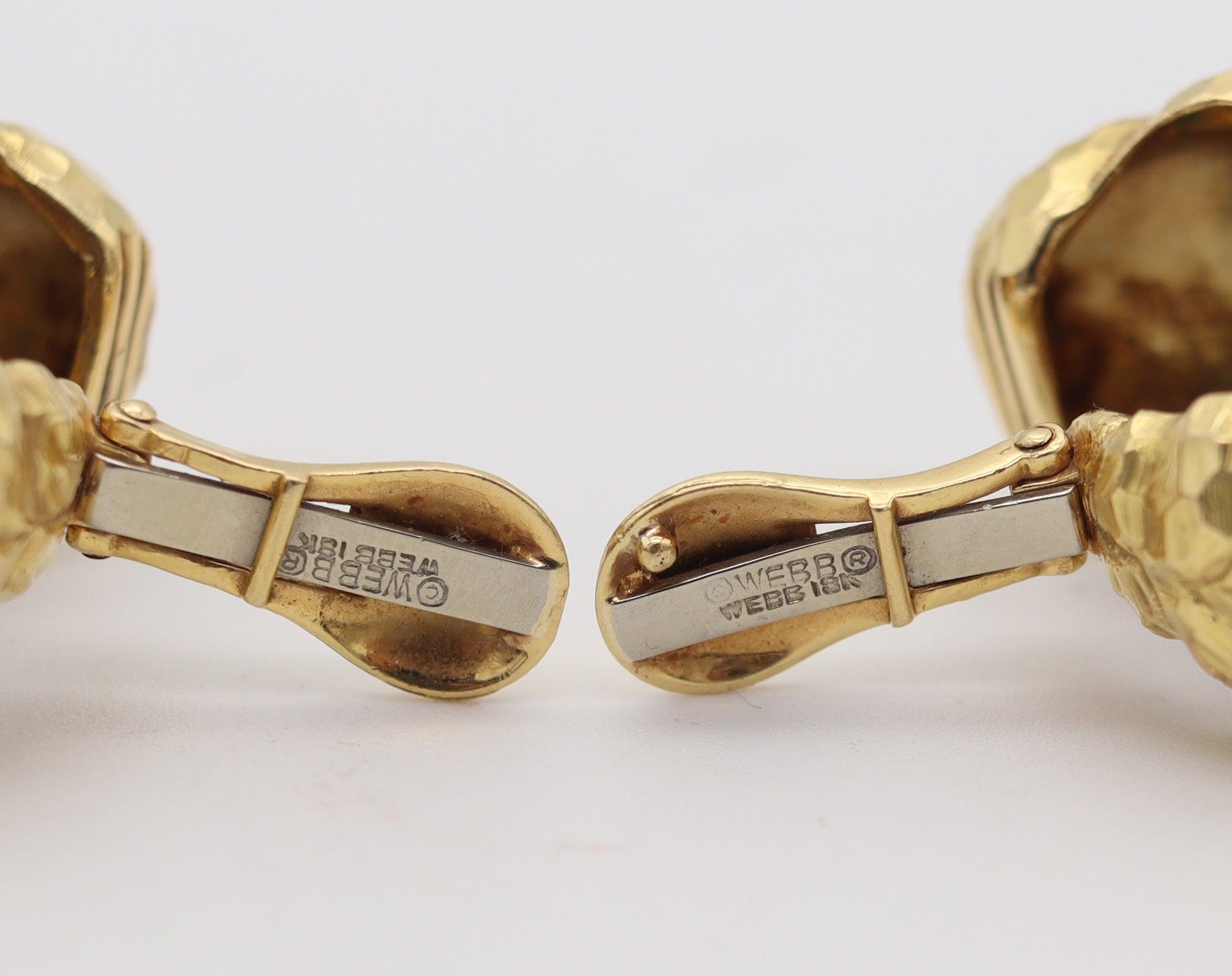 DAVID WEBB 1970 Clips-On Earrings In Faceted 18kt Yellow Gold With Azurmalachite In Excellent Condition For Sale In Miami, FL