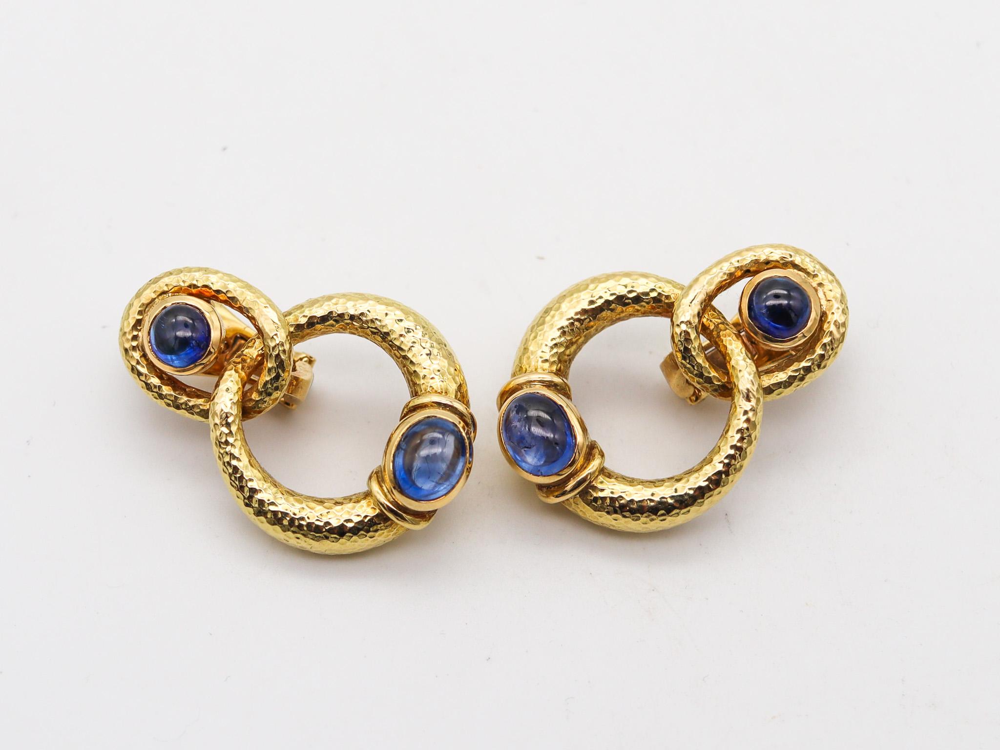 Modernist David Webb 1970 Dangle Clips-on Earrings In 18Kt Gold With 7.34 Ctw Sapphires For Sale