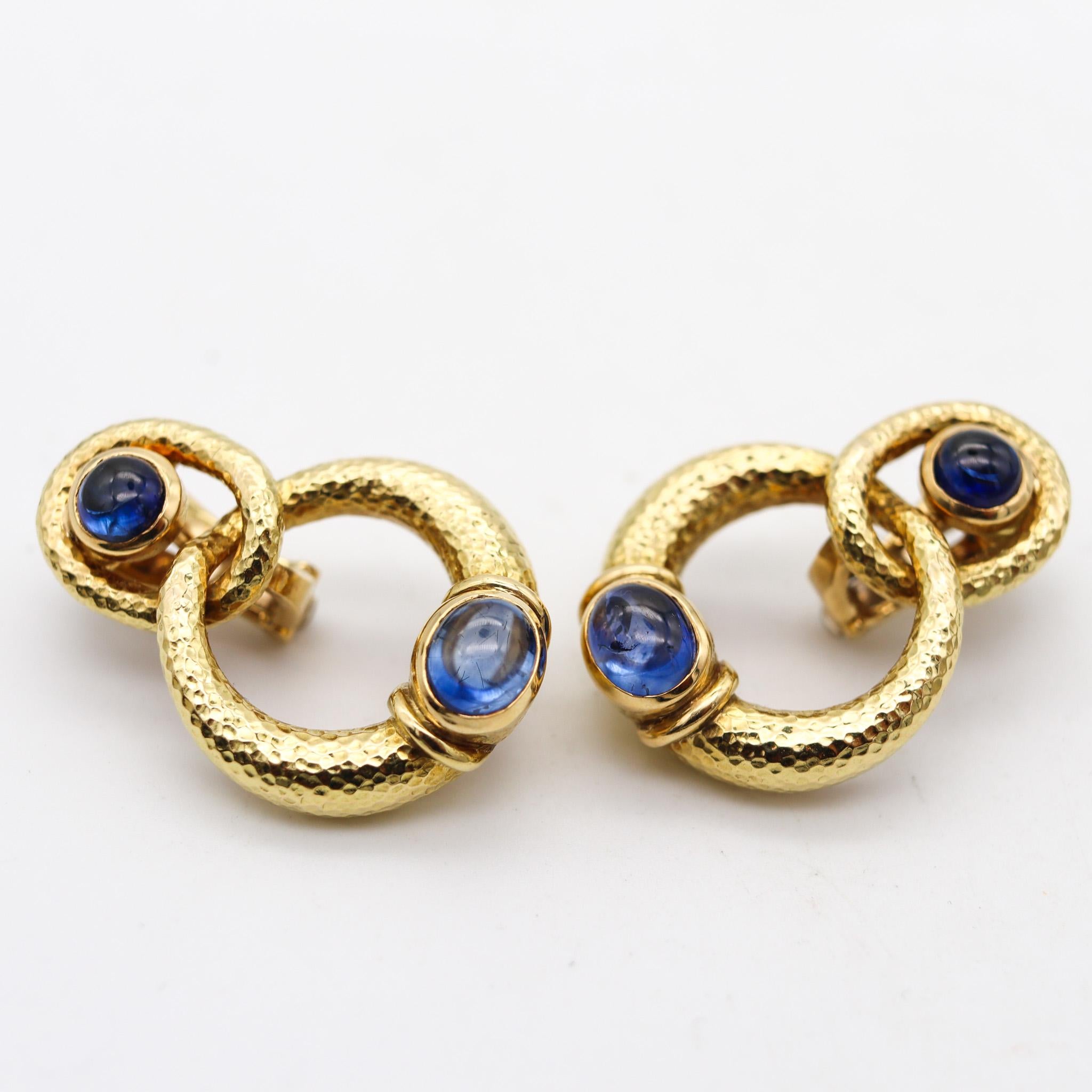 Cabochon David Webb 1970 Dangle Clips-on Earrings In 18Kt Gold With 7.34 Ctw Sapphires For Sale