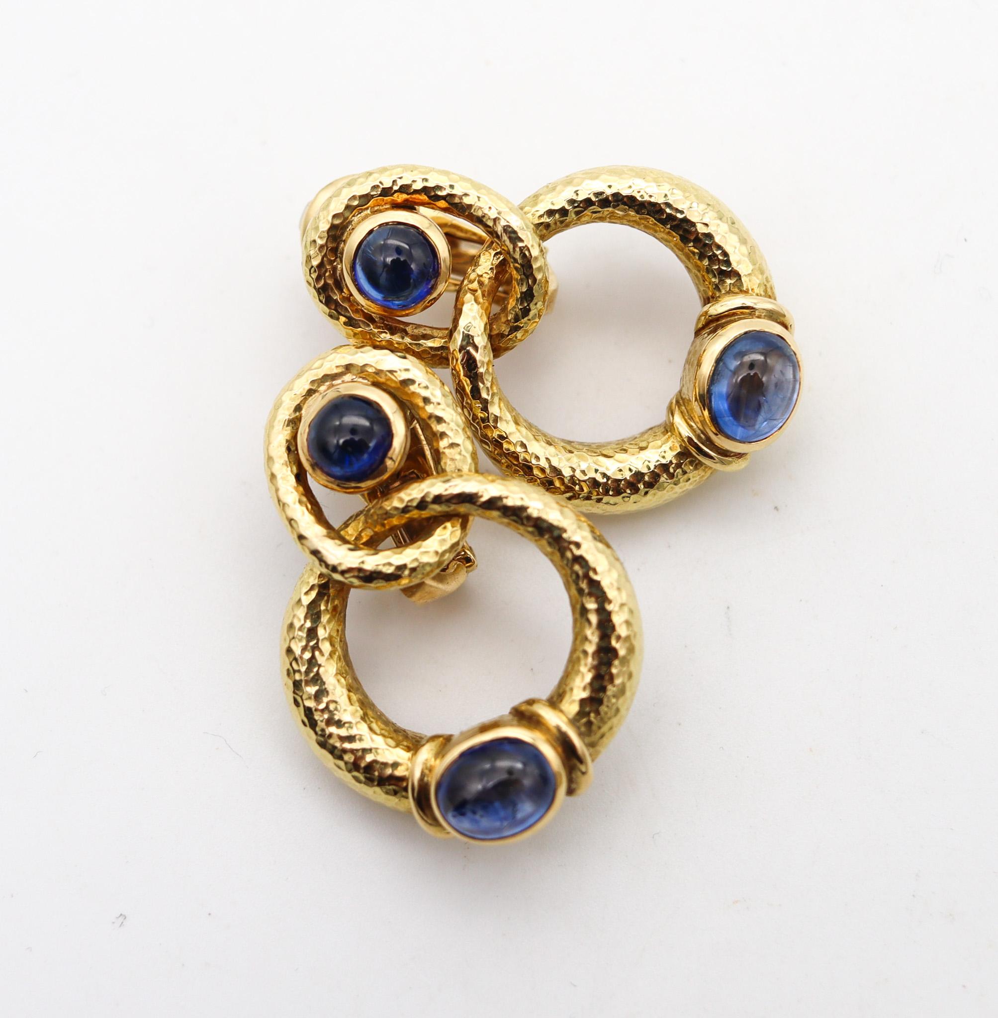 David Webb 1970 Dangle Clips-on Earrings In 18Kt Gold With 7.34 Ctw Sapphires In Excellent Condition For Sale In Miami, FL