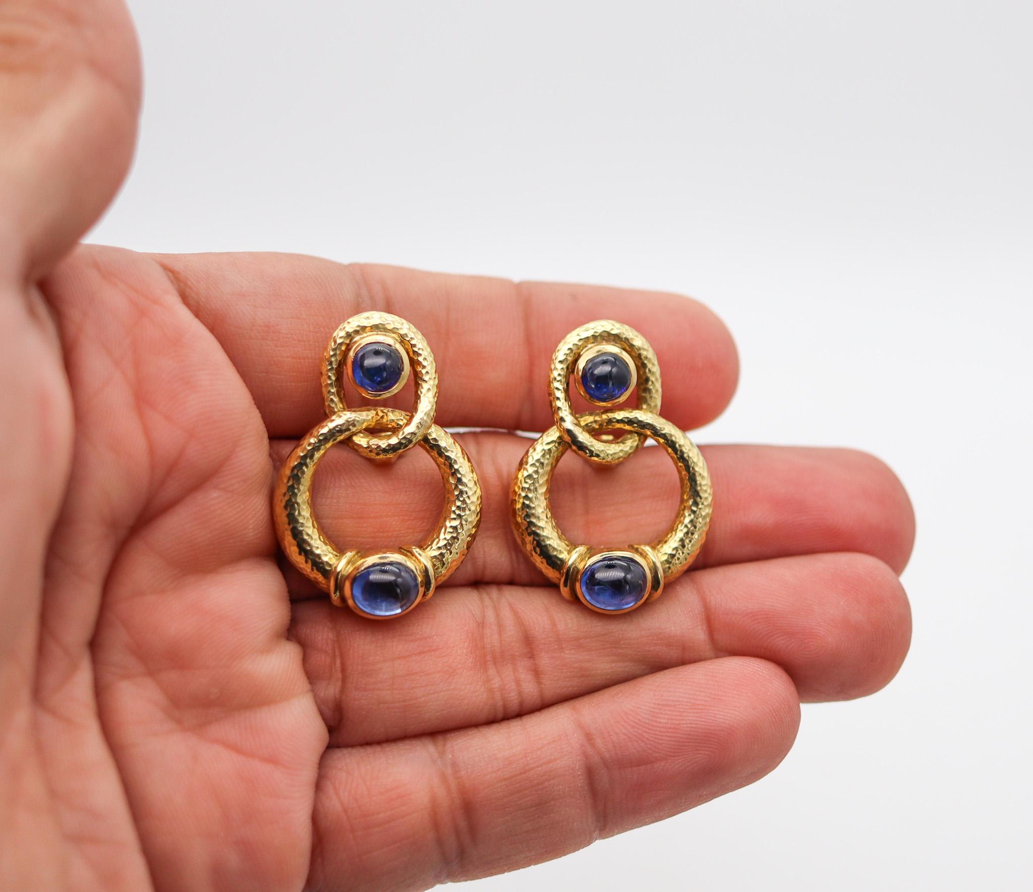 David Webb 1970 Dangle Clips-on Earrings In 18Kt Gold With 7.34 Ctw Sapphires For Sale 1