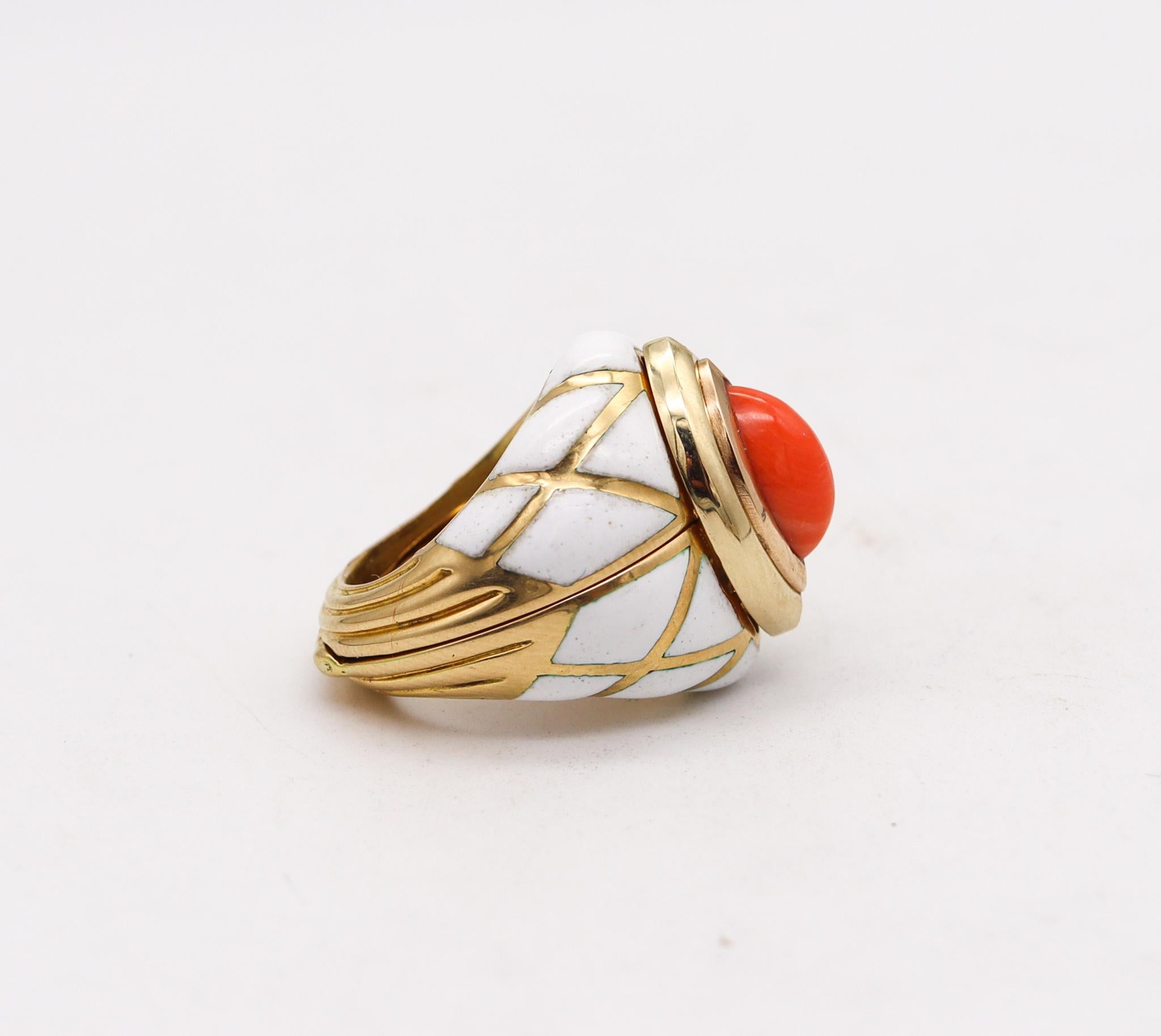 A convertible cocktail Ring Designed by David Webb (1925-1975).

Very rare cocktail convertible ring, created in New York City at David Webb's jewelry workshop in the 1970's. This striking bombshell ring was crafted in solid 18K yellow gold with a