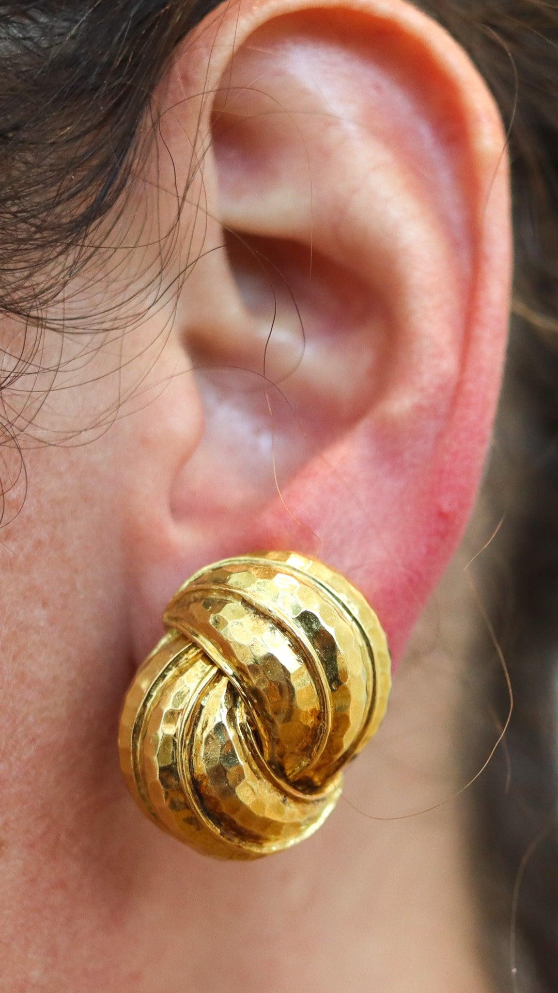 Clips-on earrings designed by David Webb (1925-1975).

This is a beautiful pair of modernist clips-on earrings created in New York city at the jewelry atelier of David Webb, back in the 1970's. These everyday earrings were designed as a left and