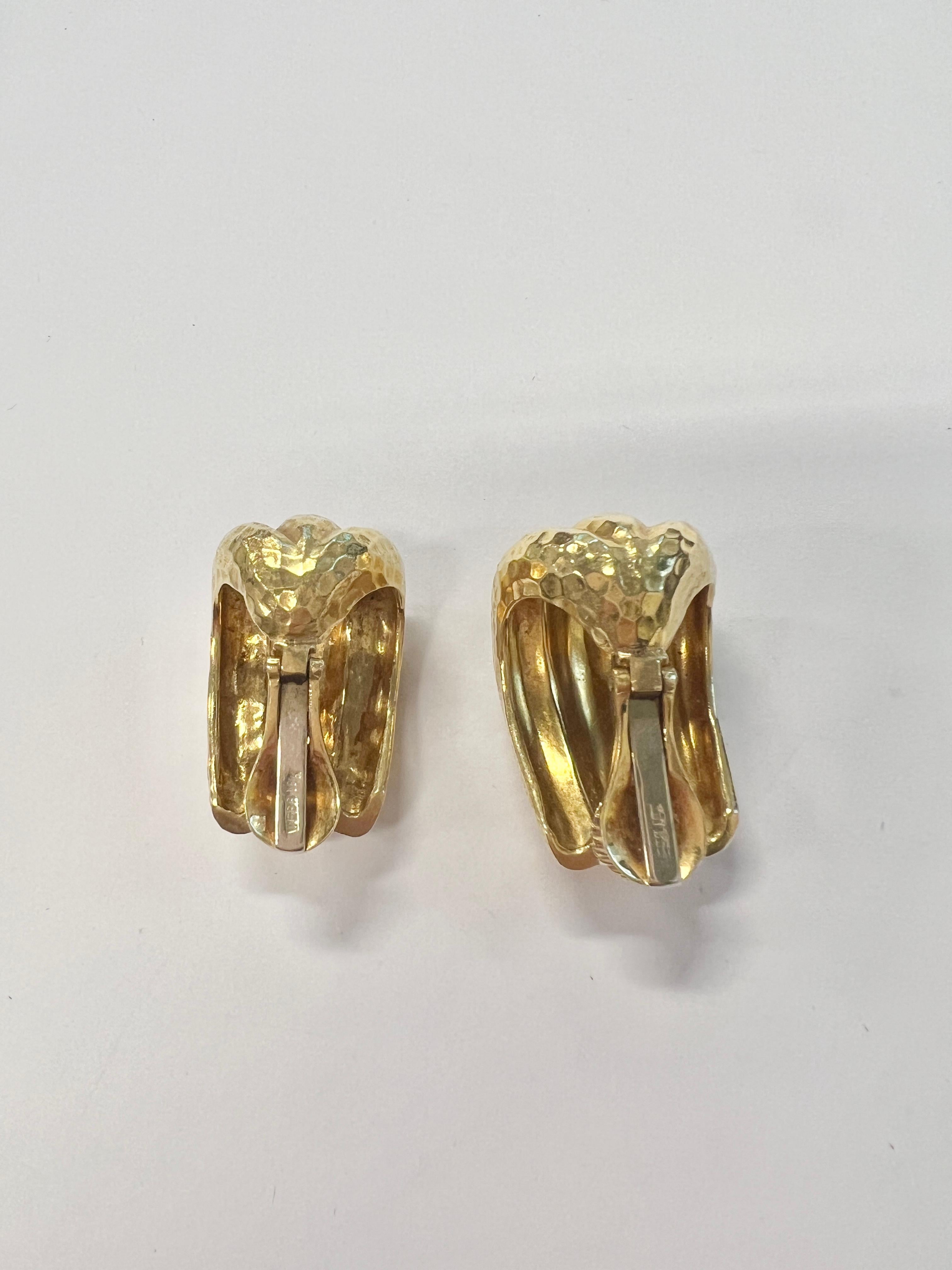 DAVID WEBB 1970 Hammered Hoops Clips Earrings In Solid 18Kt Yellow Gold

These clip-on earrings designed by David Webb in the 1970s. 
These rare earrings were designed with three partite sections, and crafted in 18k gold with hammered finish.
Weight