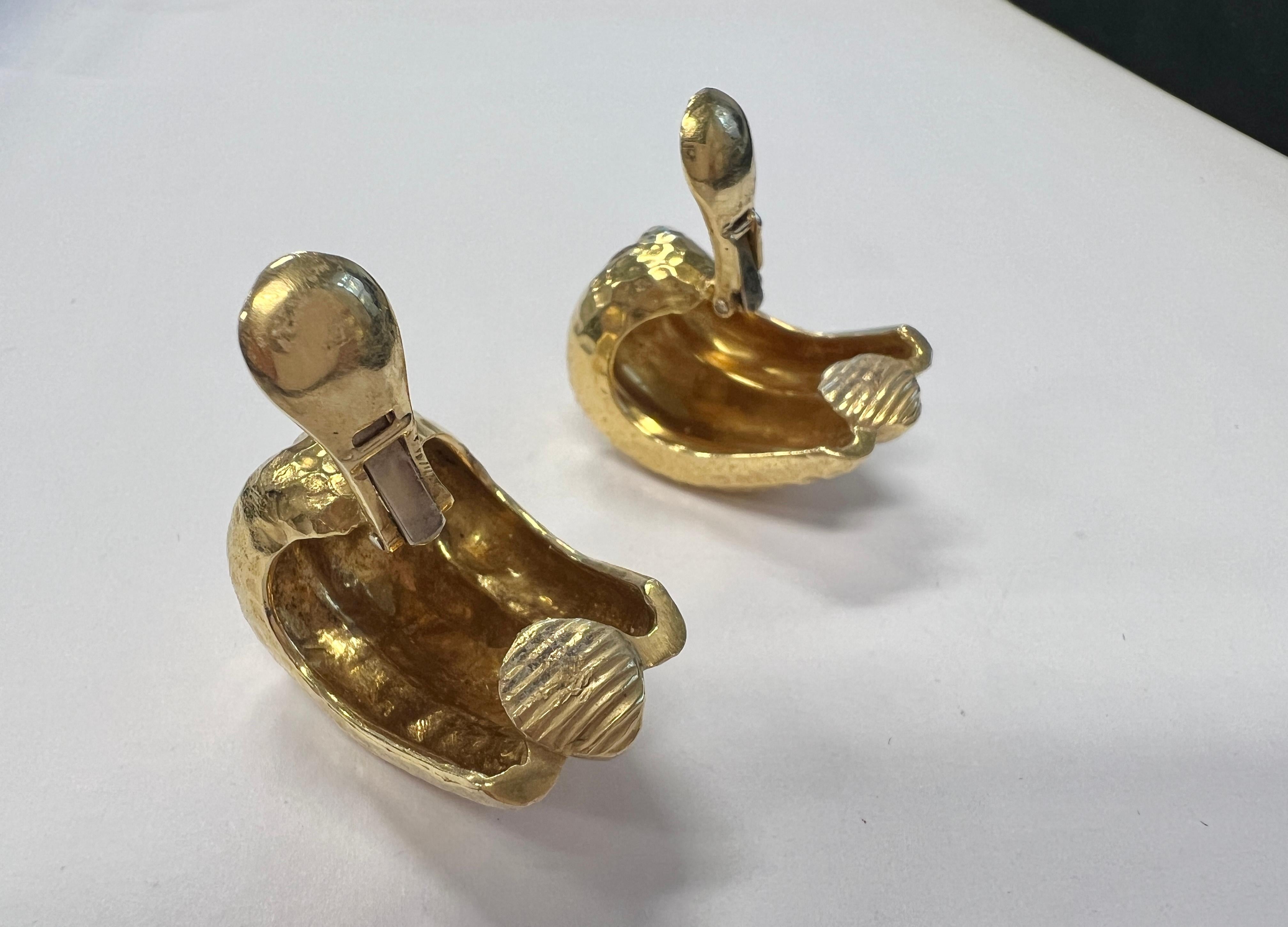 DAVID WEBB 1970 Hammered Hoops Clips Earrings In Solid 18Kt Yellow Gold In Excellent Condition For Sale In New York, NY