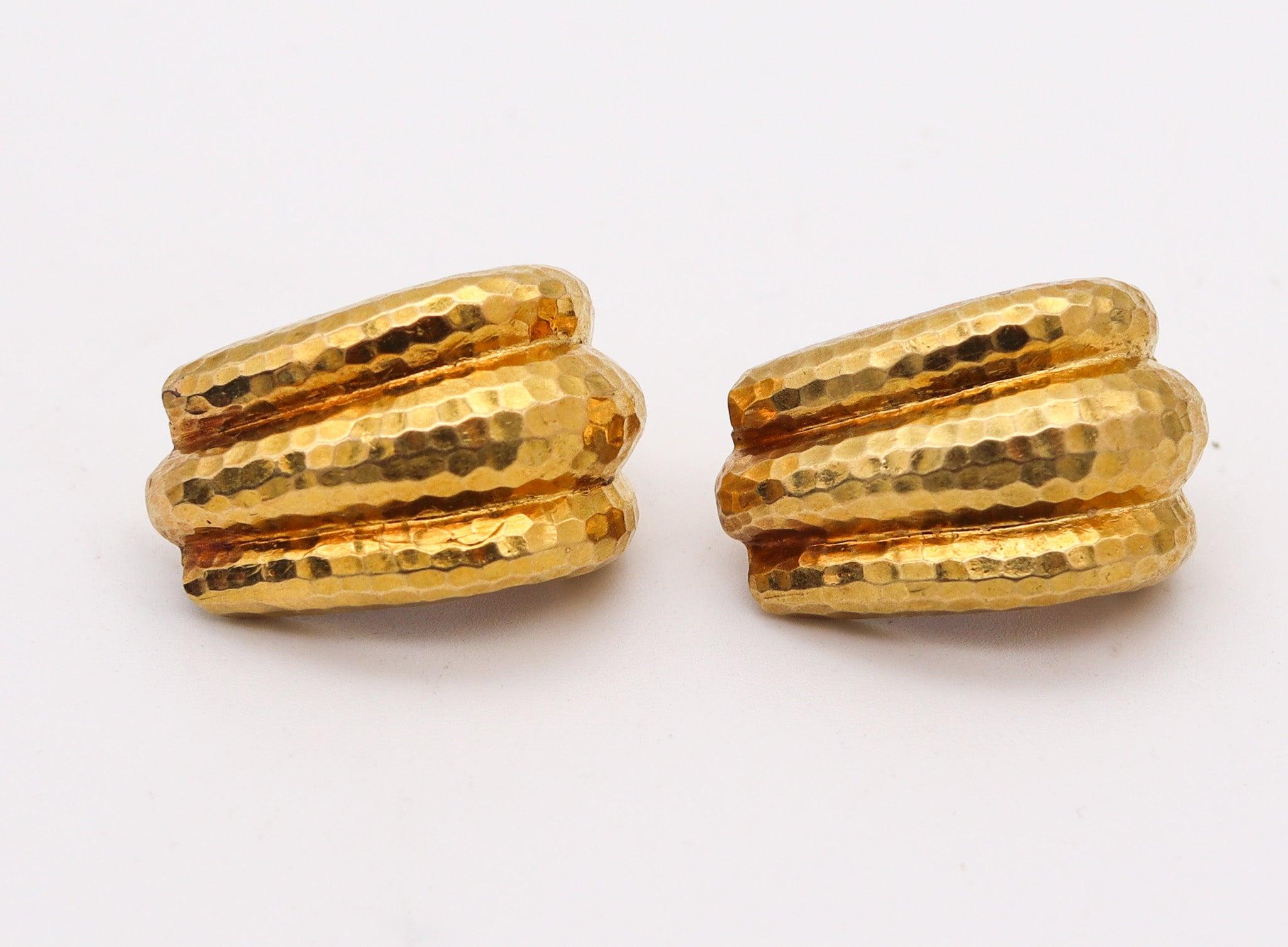 Modernist DAVID WEBB 1970 Hammered Hoops Clips Earrings In Solid 18Kt Yellow Gold For Sale