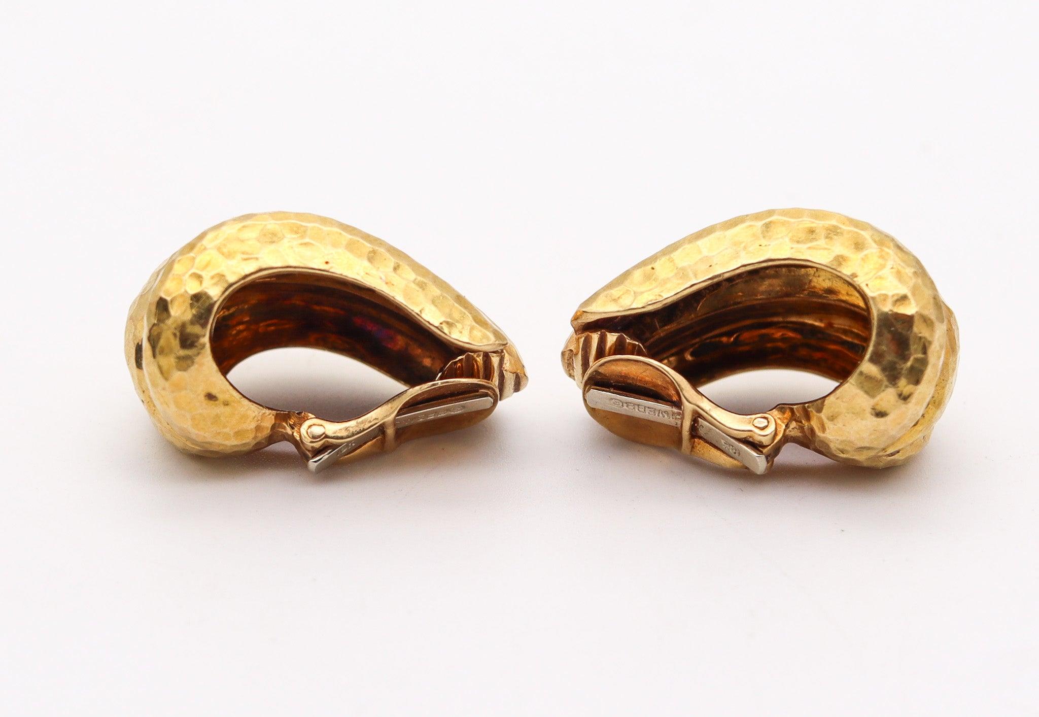 DAVID WEBB 1970 Hammered Hoops Clips Earrings In Solid 18Kt Yellow Gold In Excellent Condition For Sale In Miami, FL