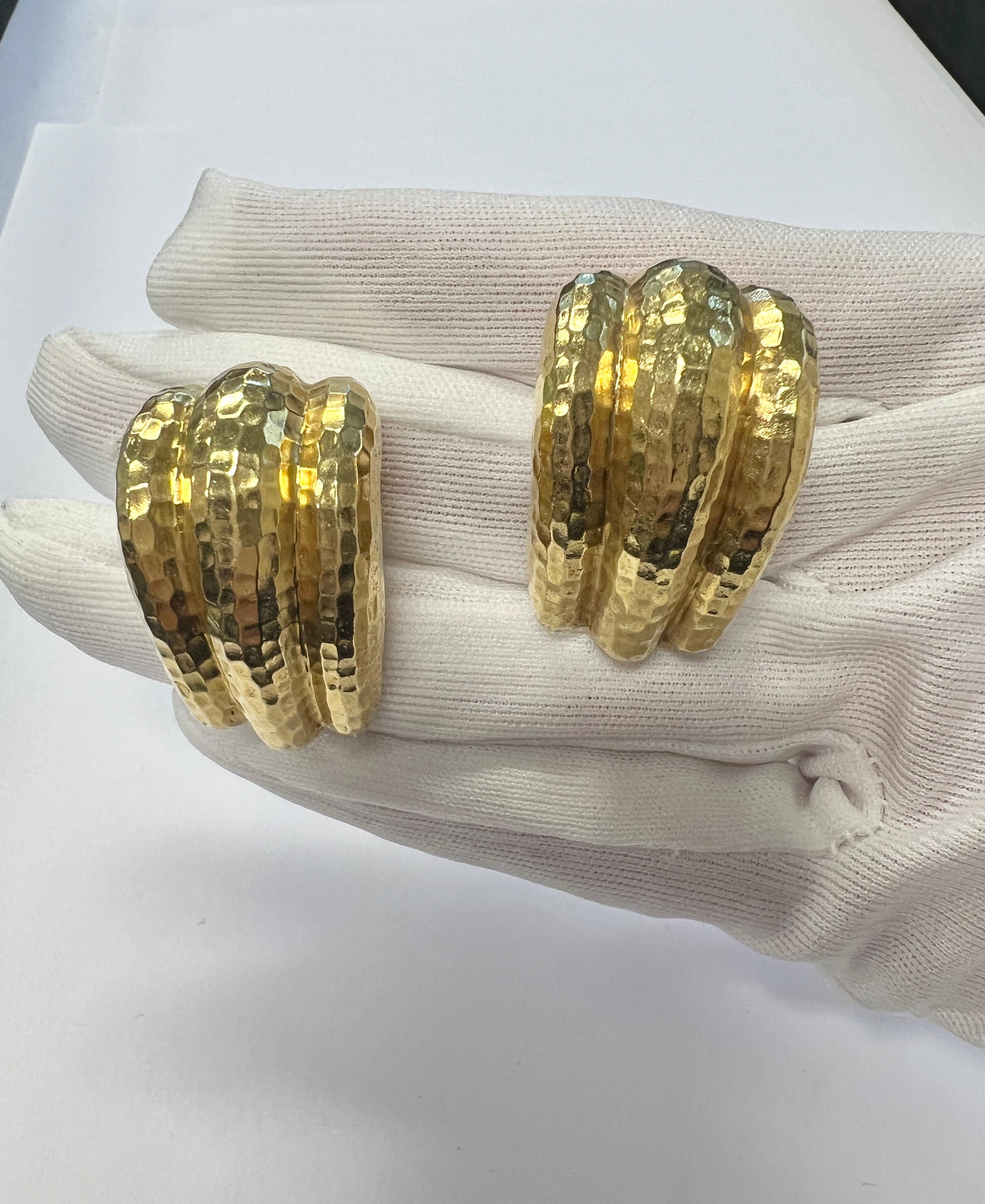 DAVID WEBB 1970 Hammered Hoops Clips Earrings In Solid 18Kt Yellow Gold For Sale 1