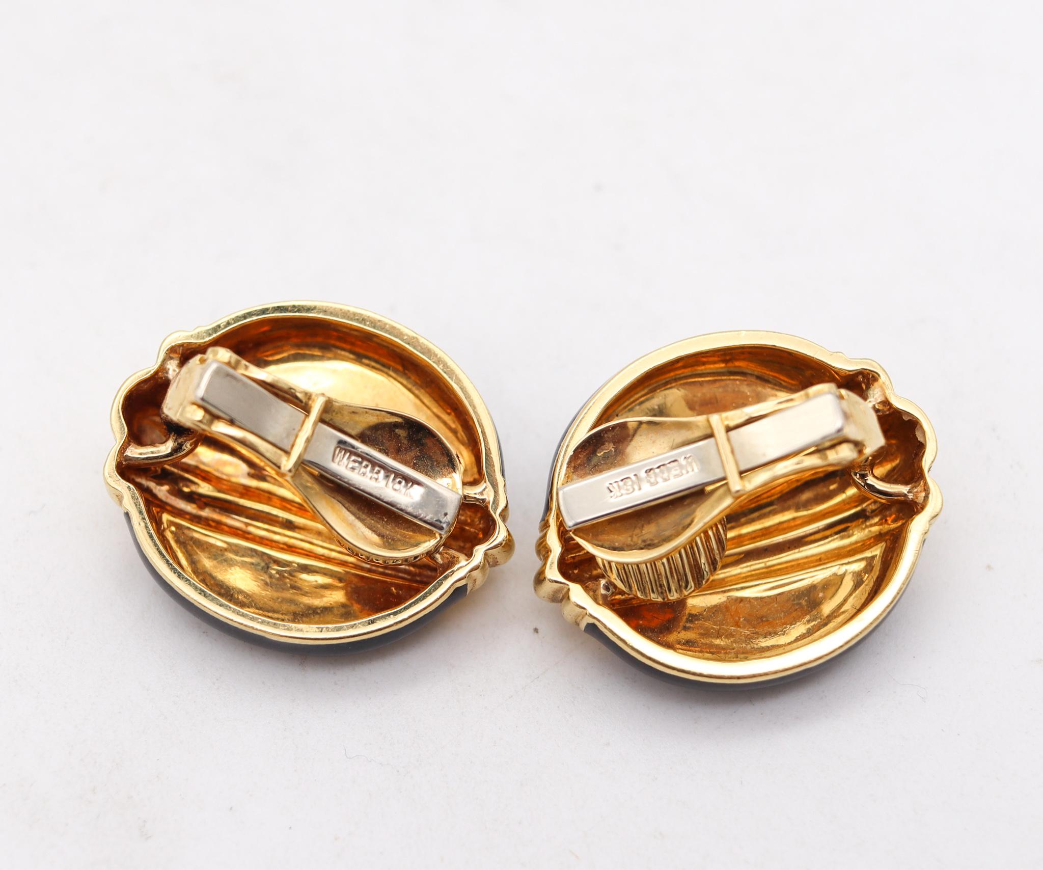 David Webb 1970 New York Black Enameled Clip Earrings in Solid 18Kt Yellow Gold In Excellent Condition For Sale In Miami, FL