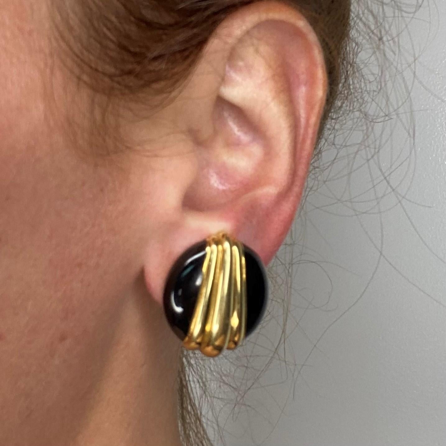 David Webb 1970 New York Black Enameled Clip Earrings in Solid 18Kt Yellow Gold For Sale 1