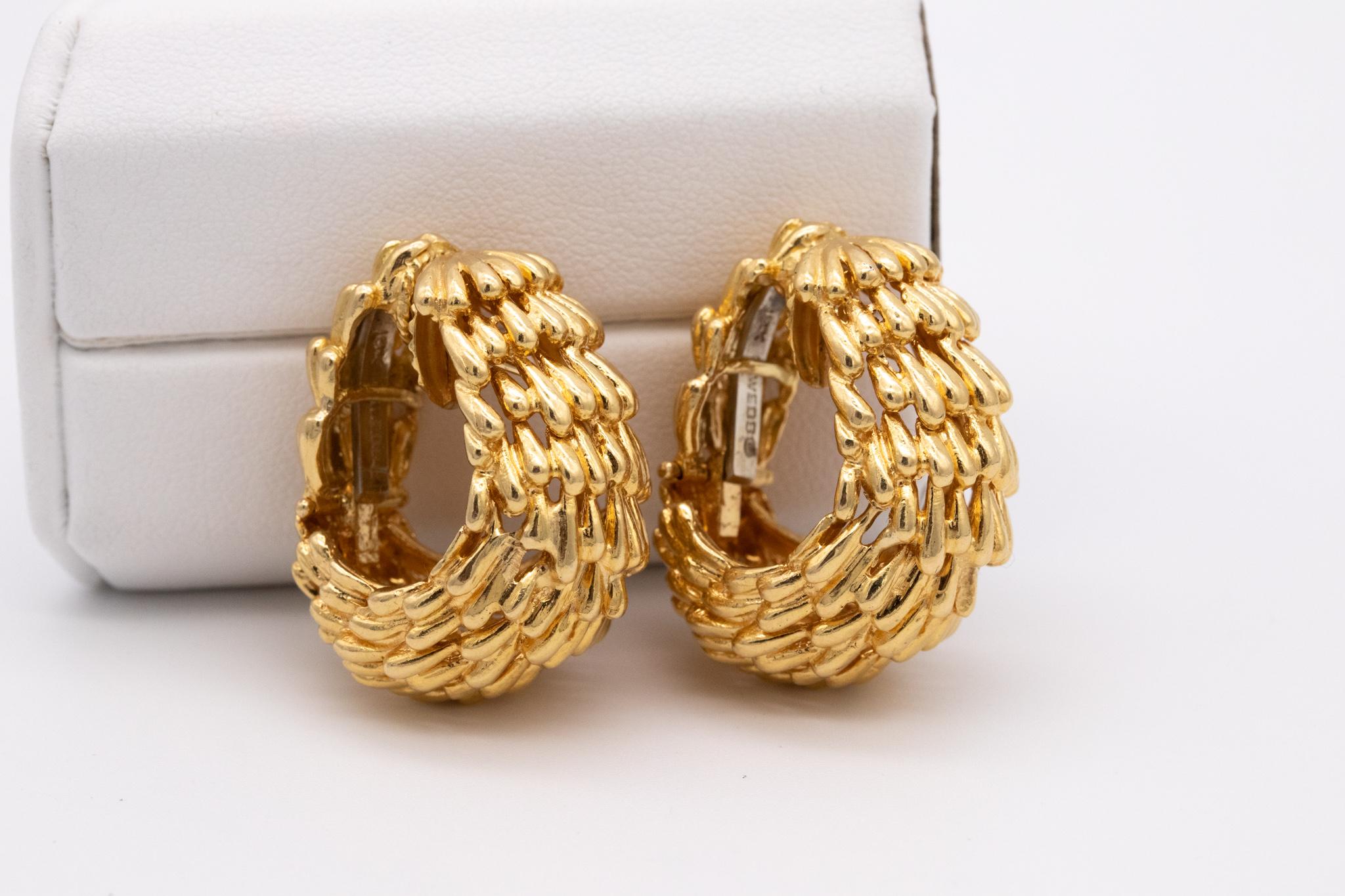 David Webb 1970 New York Classic Clips Earrings in Textured 18Kt Yellow Gold In Excellent Condition In Miami, FL