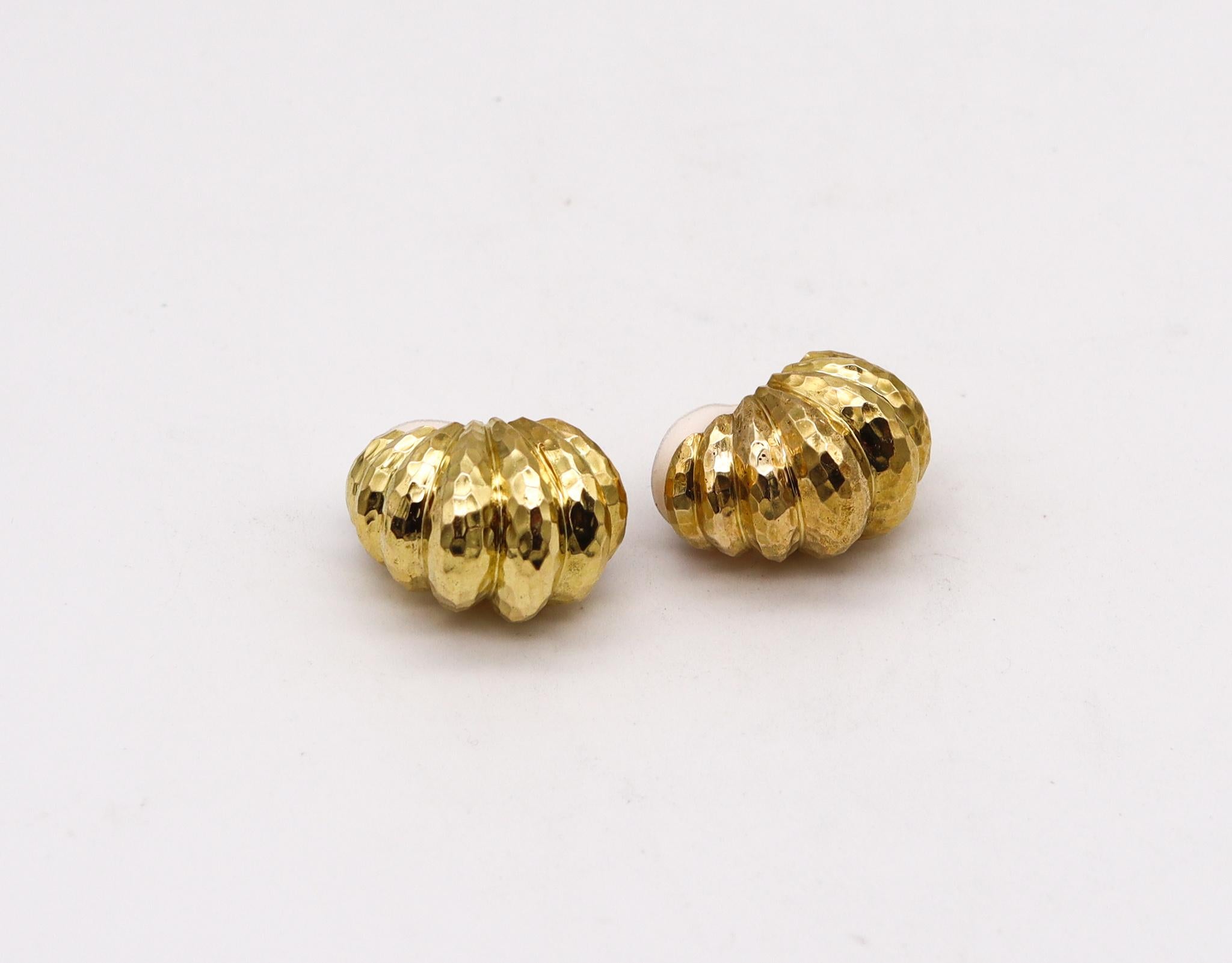 Pair of fluted clips earrings designed by David Webb (1925-1975).

A vintage fluted pair, created in New York city at the atelier of David Webb, back in the 1970's. These pair of clip-On earrings was crafted in solid rich yellow gold of 18 karats,