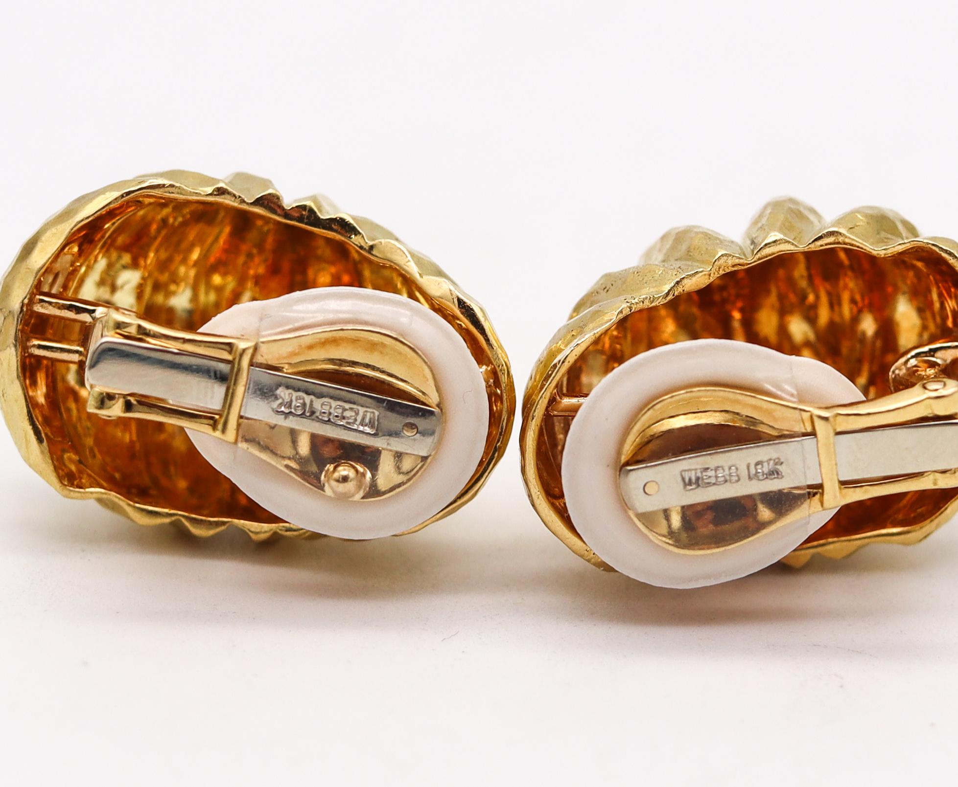 Moderniste David Webb 1970 New York Boucles d'oreilles Clips cannelés en or jaune 18kt texturé en vente