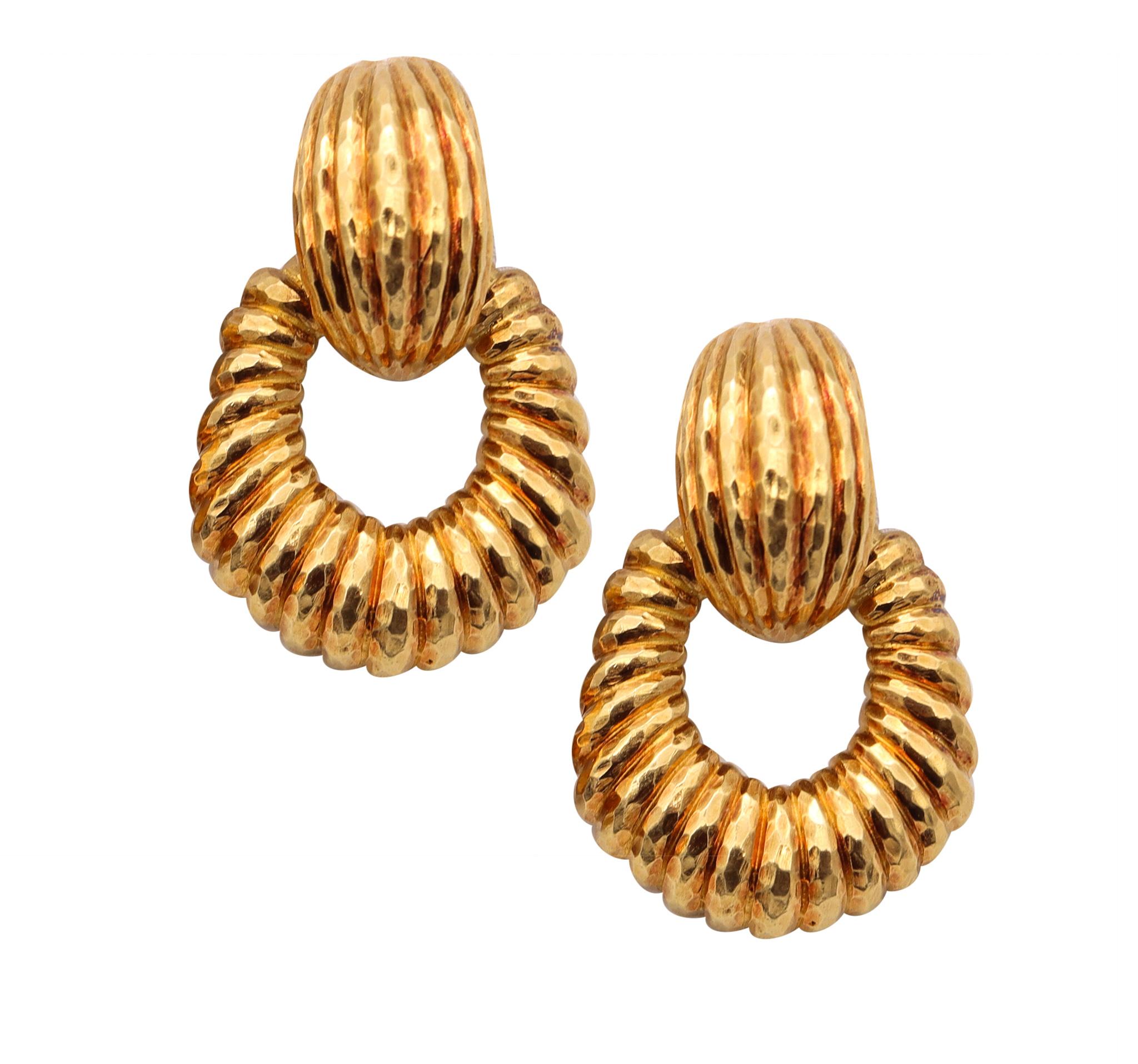 Door knocker earrings designed by David Webb (1925-1975).

Beautiful traditional pair, created in New York City at the jewelry atelier of David Webb, back in the 1970's. These classic door knockers drop earrings has been crafted in solid yellow gold